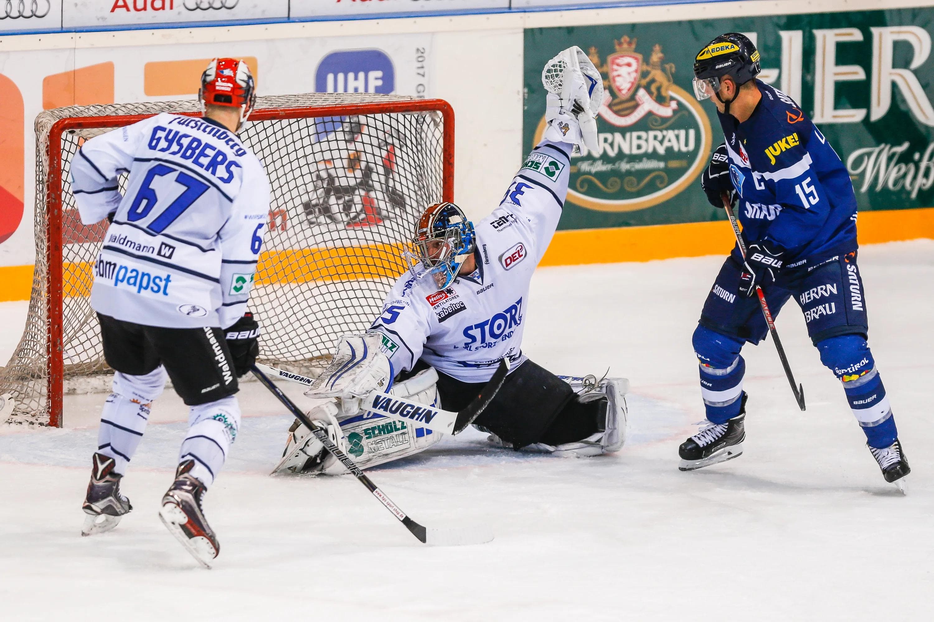 John Laliberte vor dem Tor der Schwenninger Wild Wings. Foto: Strisch // st-foto.de