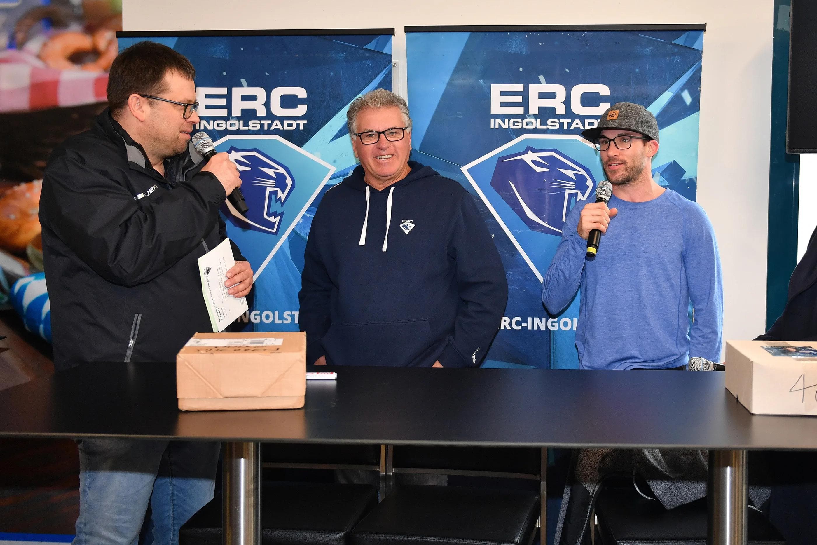 Hannes Langer im Gespräch mit Doug Shedden und Darin Olver, der in dem Zusammenhang seine Vertragsverlängerung bekannt gab.

Foto: J. Traub / st-foto.de