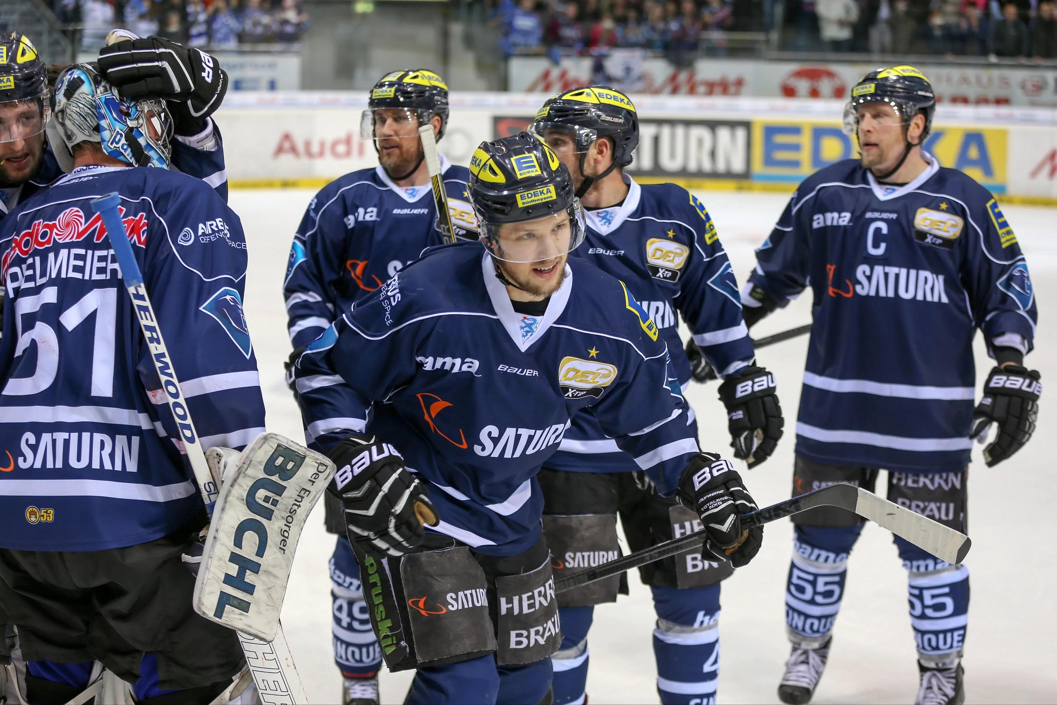 Patrick Köppchen (rechts) hat eine eingeschworene Truppe an seiner Seite. Foto: Stefan Bösl / kbumm.de