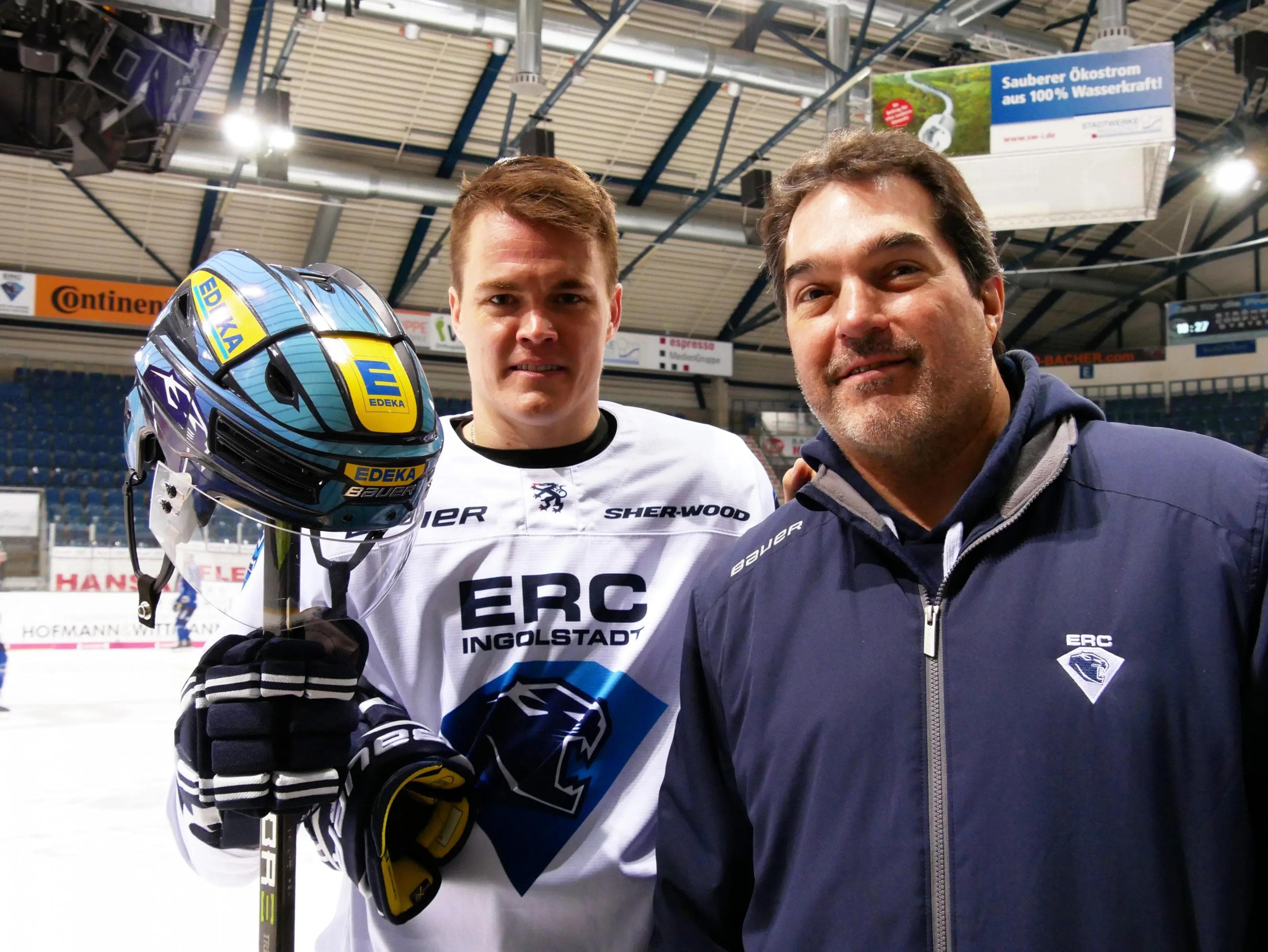 Ville Koistinen mit ERC-Sportdirektor Larry Mitchell vor seiner ersten Trainingseinheit beim ERC.