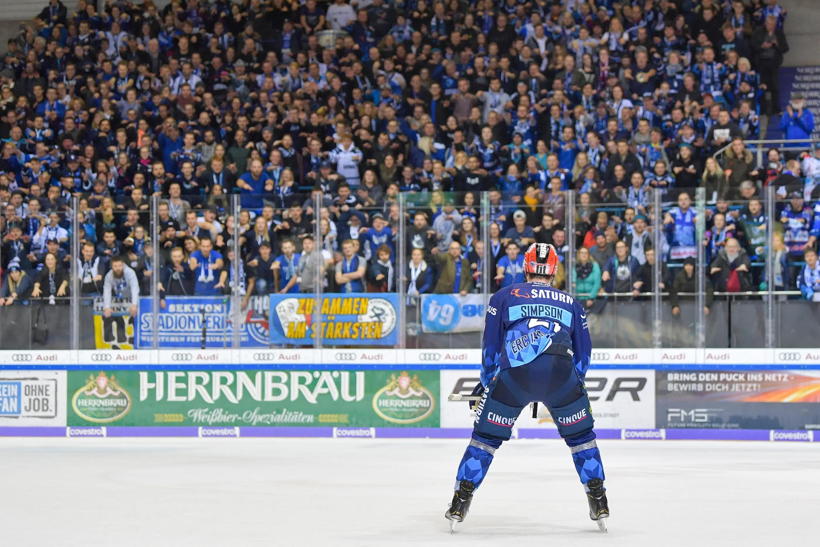 Wayne Simpson feiert mit den Panther-Fans in der Kurve.
Foto: Johannes TRAUB / JT-Presse.de