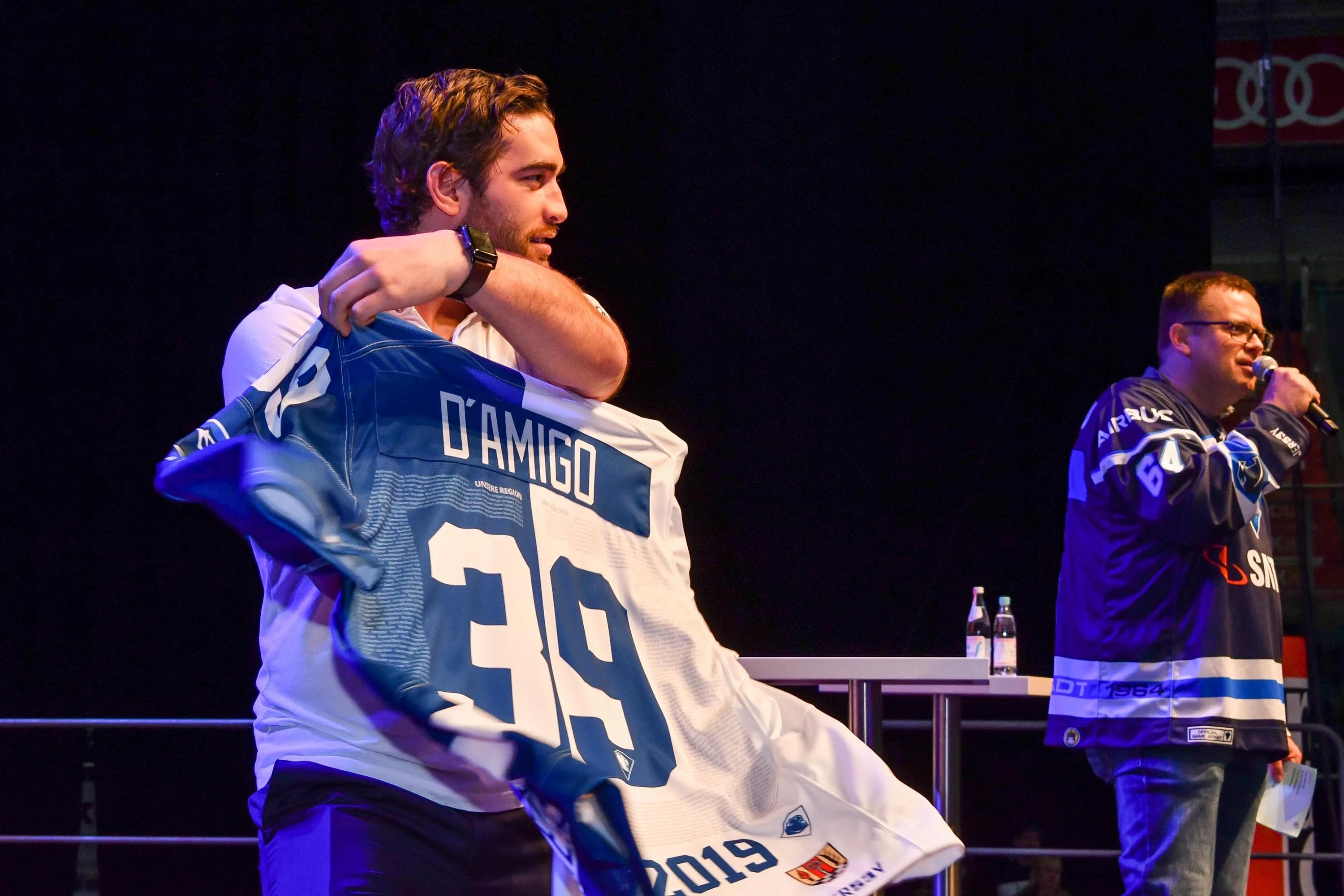 Jerry D'Amigo präsentiert sein WarmUp-Trikot vom Spiel gegen Straubing. Das Unikat brachte in der Versteigerung über 600 Euro. Foto: st-foto/Strisch