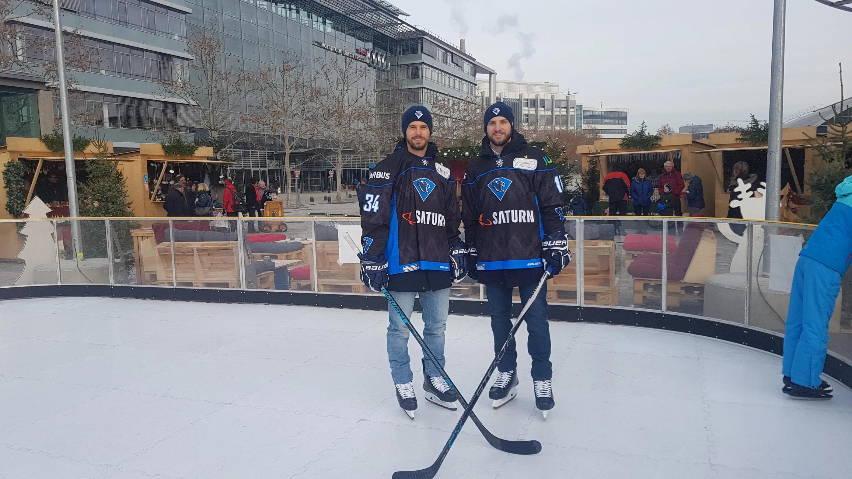 Benedikt Kohl und Brett Olson statteten dem Sozialen Weihnachtsmarkt im Vorjahr einen Besuch ab.