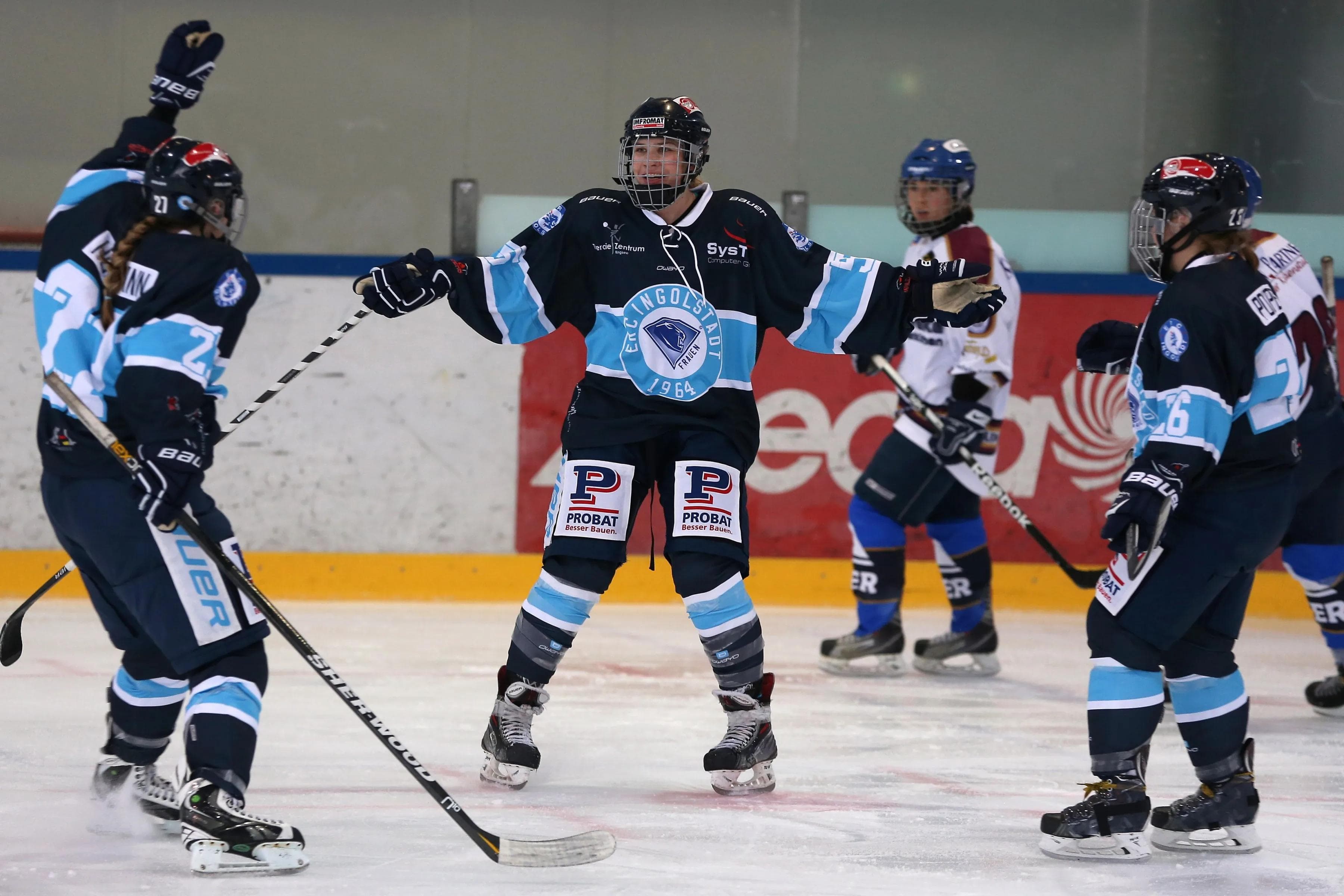 Die ERC-Frauen, hier Tracy McCann beim Torjubel, spielen eine starke Saison. Foto (Archiv): Stefan Bösl / kbumm.de
