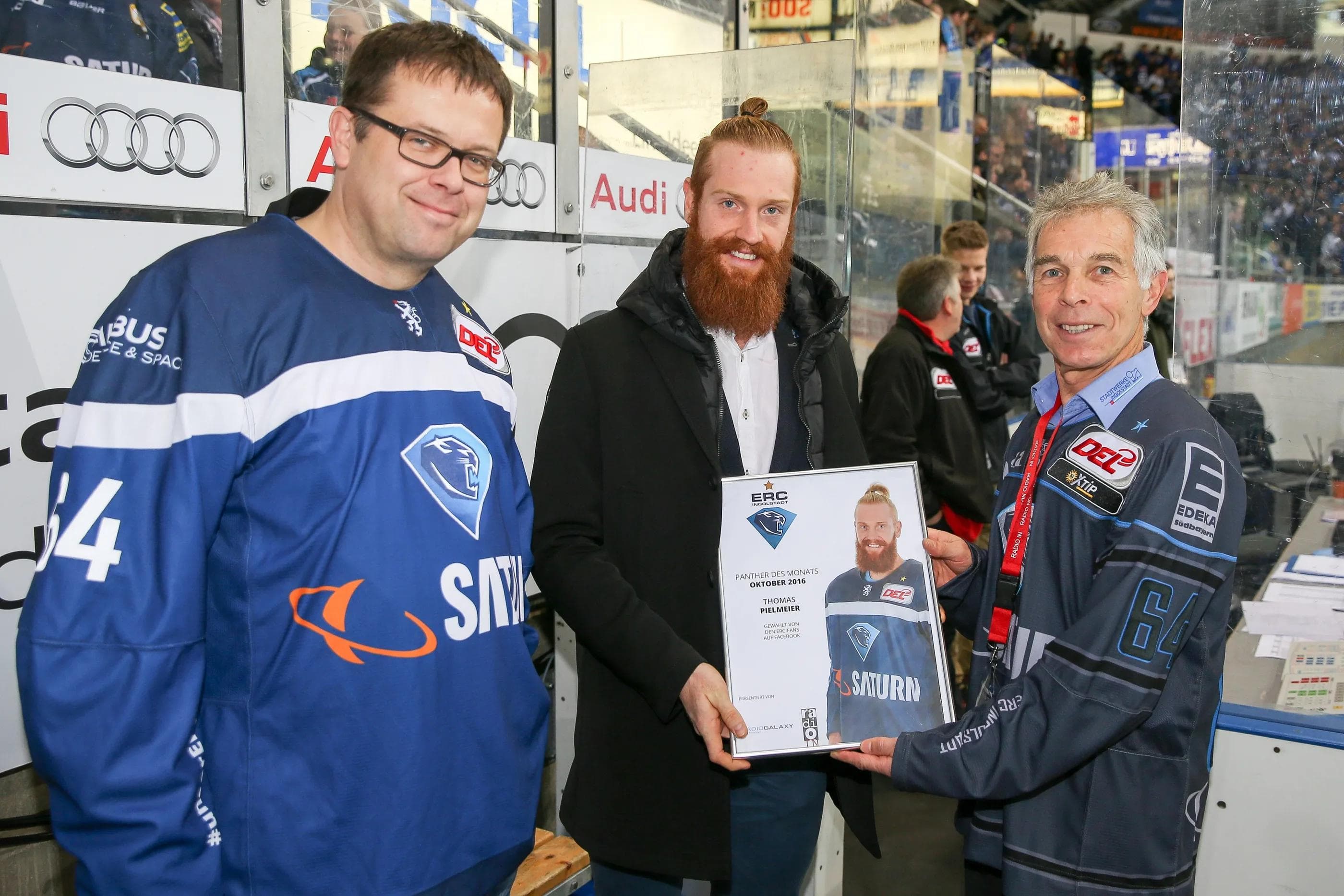 Gratulation, Thomas Pielmeier: Der Angreifer (Mitte) erhielt nach einem Interview mit Stadionsprecher Langer die Auszeichnung von Radio IN-Moderator Hans Fischer. Foto: Jürgen Meyer / kbumm.de