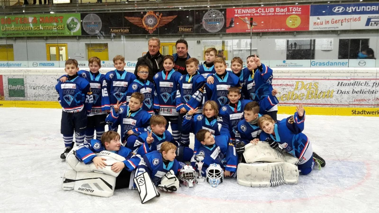 Die U10 gewann das Turnier in Bad Tölz. Trainerlegende Hans Zach gratulierte Terry Campbell und der Mannschaft zu tollen Leistungen.
