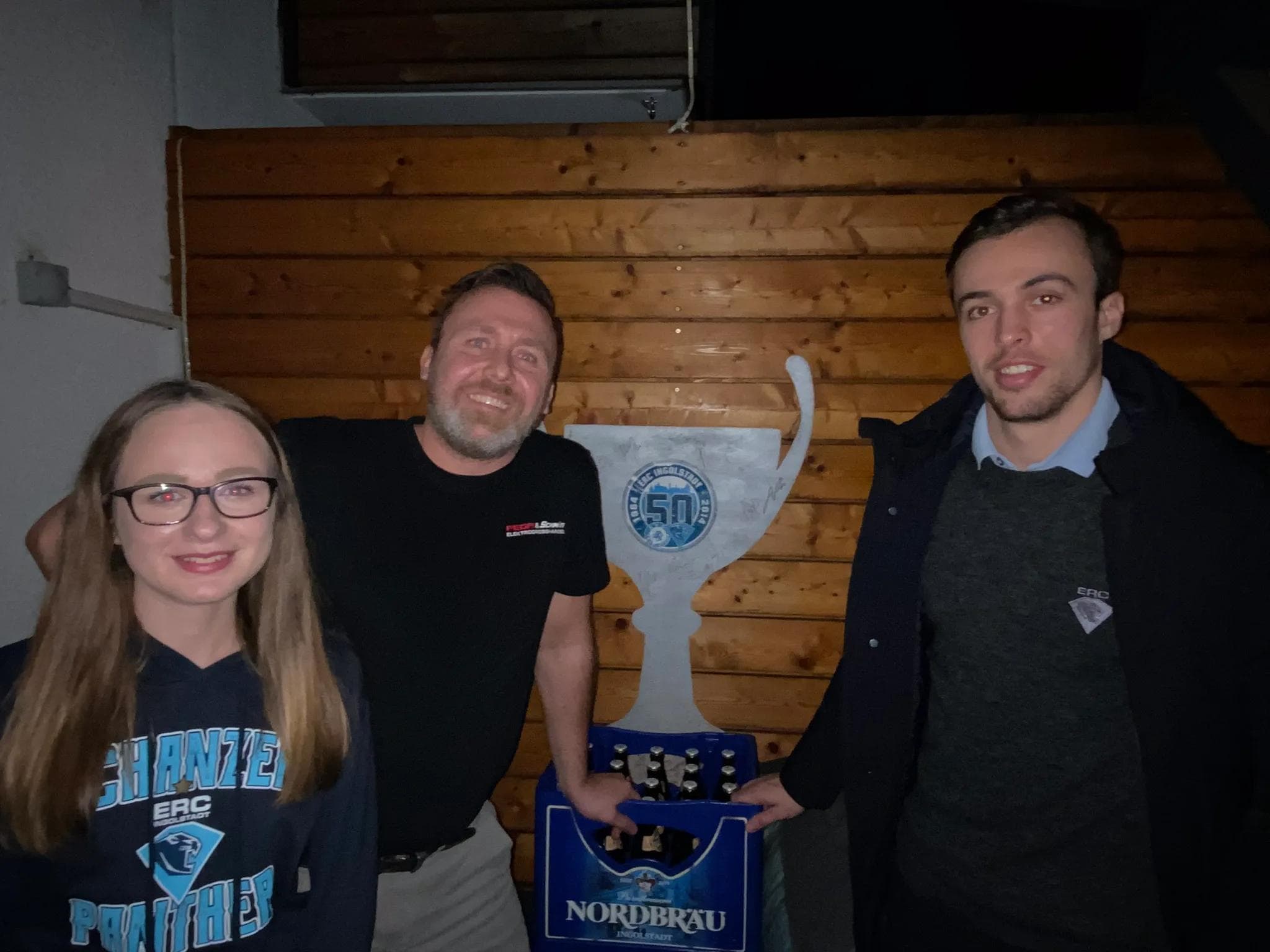 Fabio Wagner lieferte Gewinner Christian die drei Kästen Kellerbier von Nordbräu persönlich nach Hause.