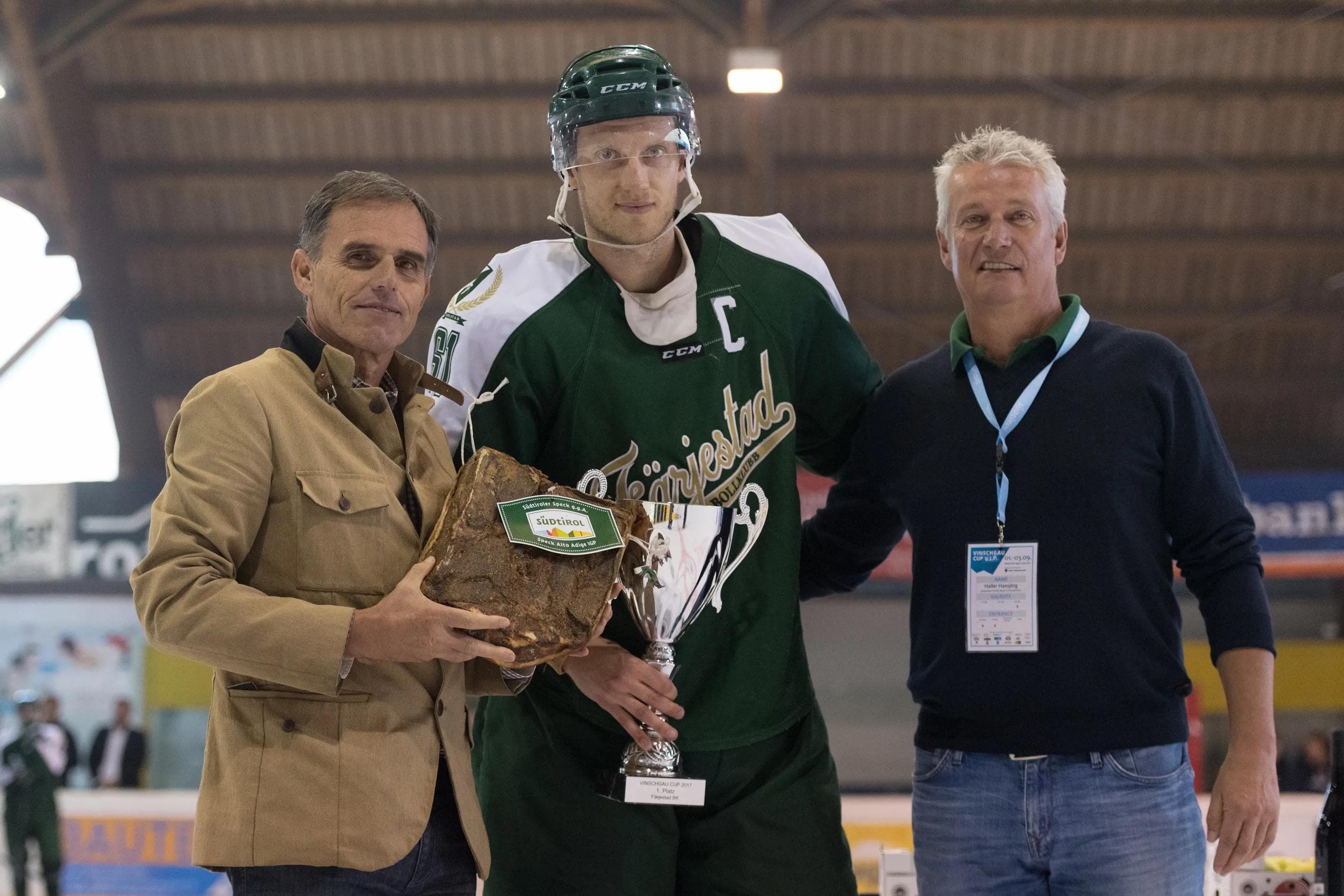 Siegerehrung: Im Bild stellv. Landeshauptmann Südtirol Richard Theiner, Johan Ryno (Färjestad BK) und Amtsdirektor Funktionsbereich Tourismus Hansjörg Haller.
Foto: Markus Fischer / mfipics.de