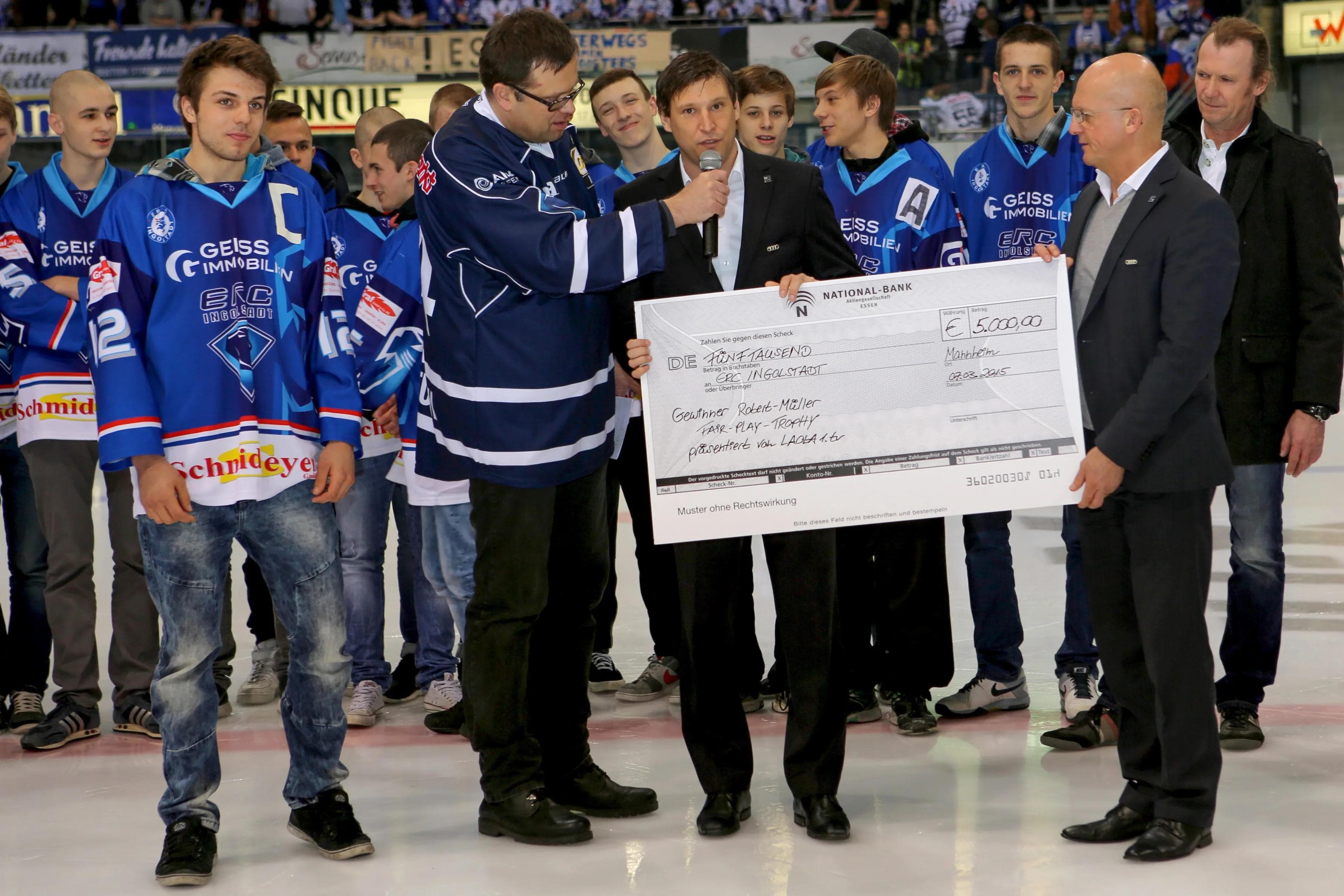 Einen Scheck über 5000 Euro überreichten Sportdirektor Ehrenberger (rechts) und Geschäftsführer Gröbner an den Nachwuchs. Im Bild ist die Meistermannschaft der U19 zu sehen. Foto: Marek Kowalski