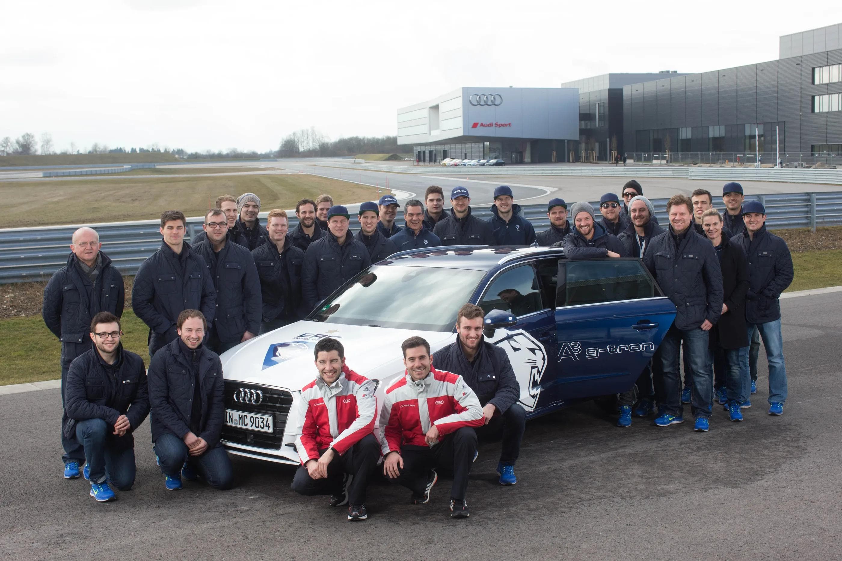 Das Team des ERC Ingolstadt mit den Audi Werksfahrern Rockenfeller und Molina