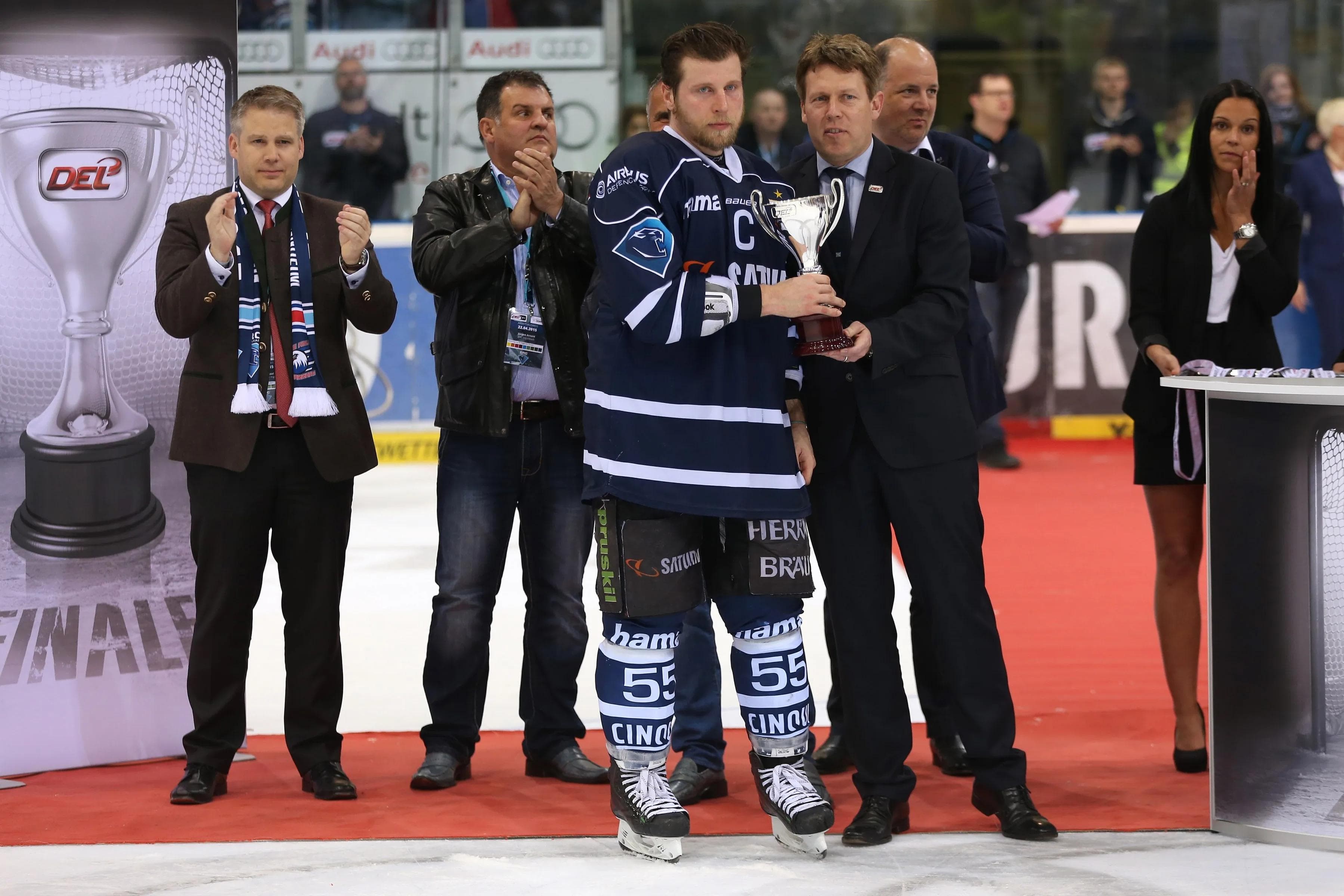 Panther-Kapitän Patrick Köppchen bekommt von DEL-Chef Gernot Tripcke den Vizemeisterpokal. Foto: Stefan Bösl / kbumm.de