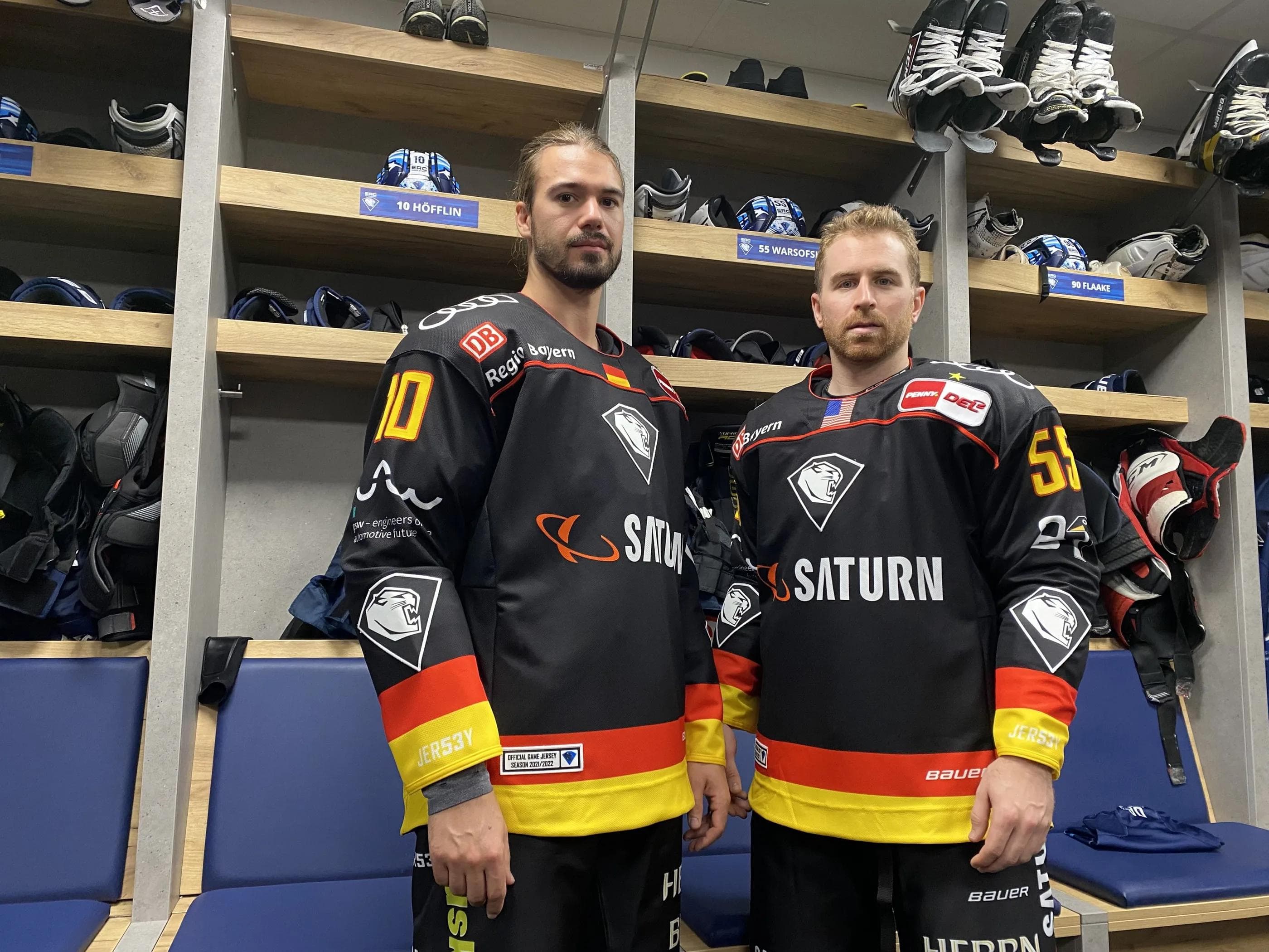 Mirko Höfflin und David Warsofsky präsentieren die Sondertrikots für das Heimspiel am Sonntag.