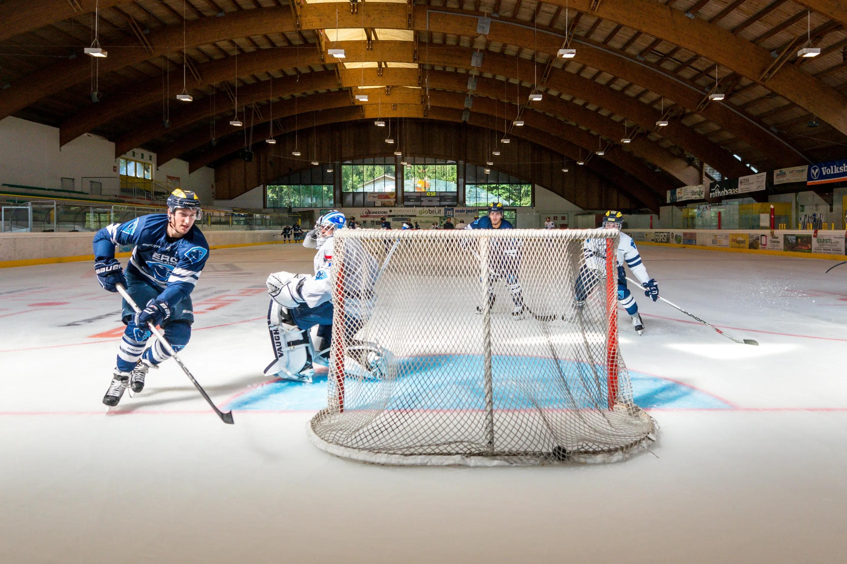Im IceForum in Latsch steigt der erste Vinschgau Cup.  Foto: Fischer