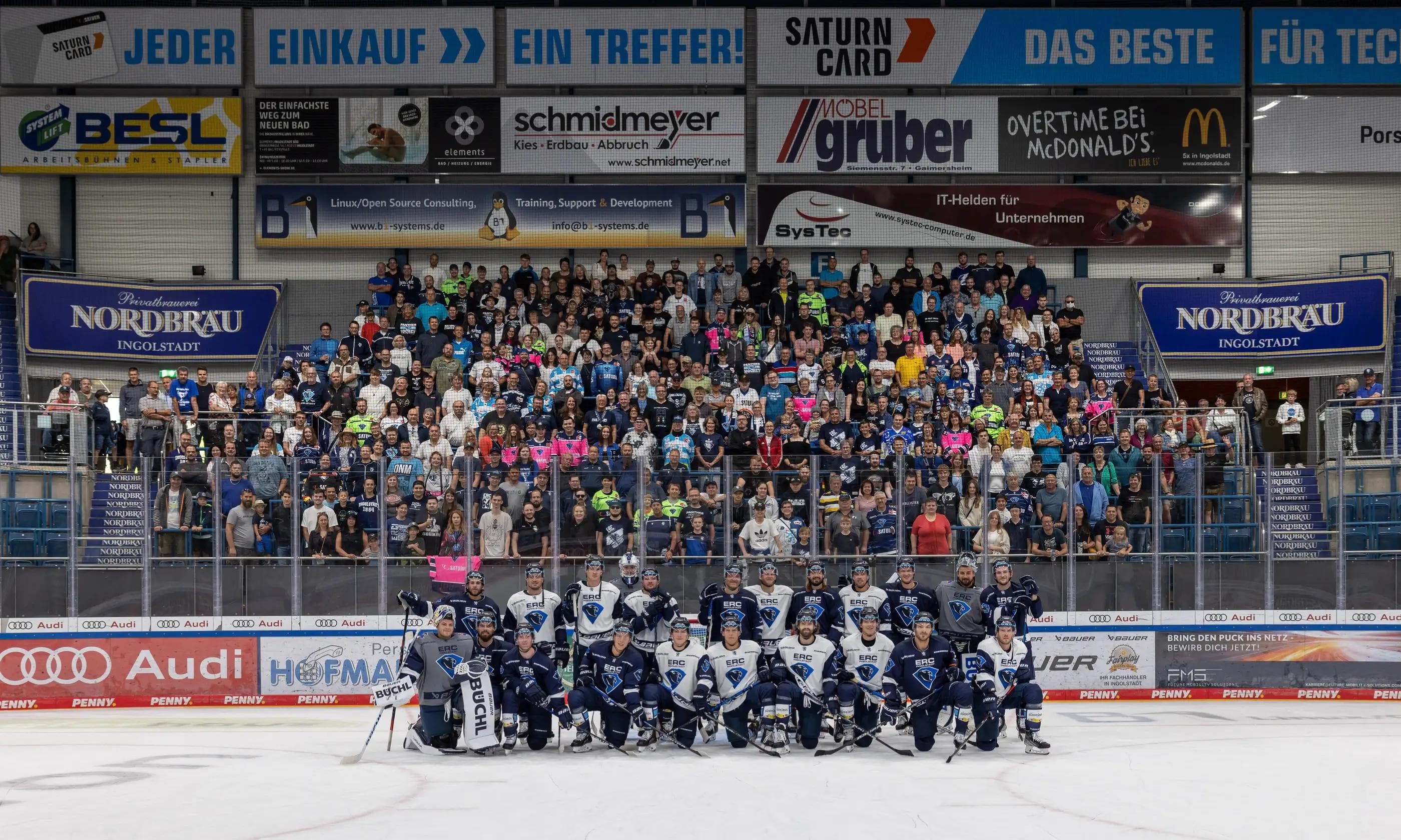 Das Mannschaftsfoto mit den Dauerkartenbesitzern vom Showtraining gibt es ab sofort zum Download.
Foto: Stefan Bösl/kbumm.de