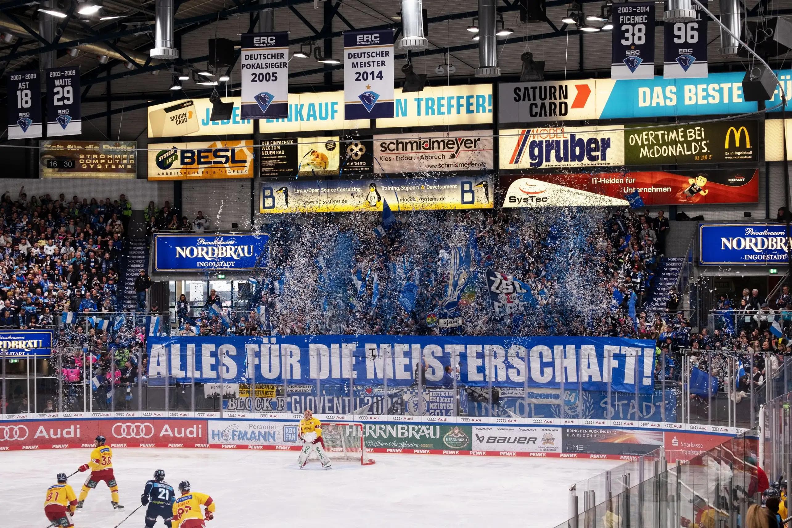 Grandiose Stimmung in der SATURN-Arena und erstklassiges Eishockey live erleben!
Foto: Eikam