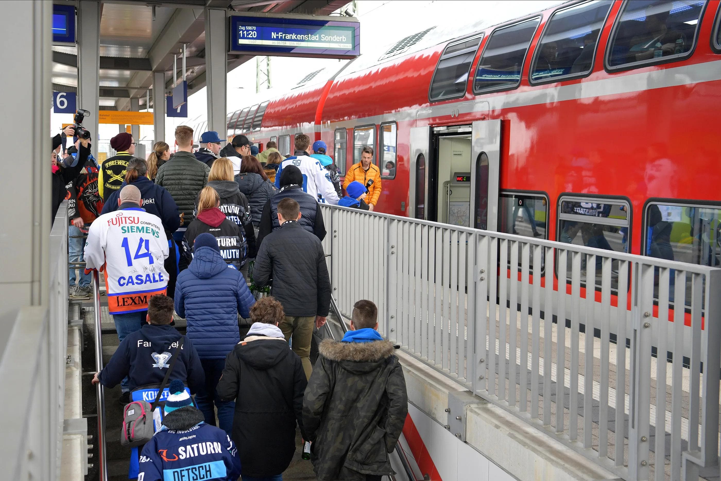 Mit dem exklusiven München-Nürnberg-Express der DB Regio Bayern geht es am Sonntag zum Auswärtsspiel nach München.
Foto: Johannes TRAUB / JT-Presse.de