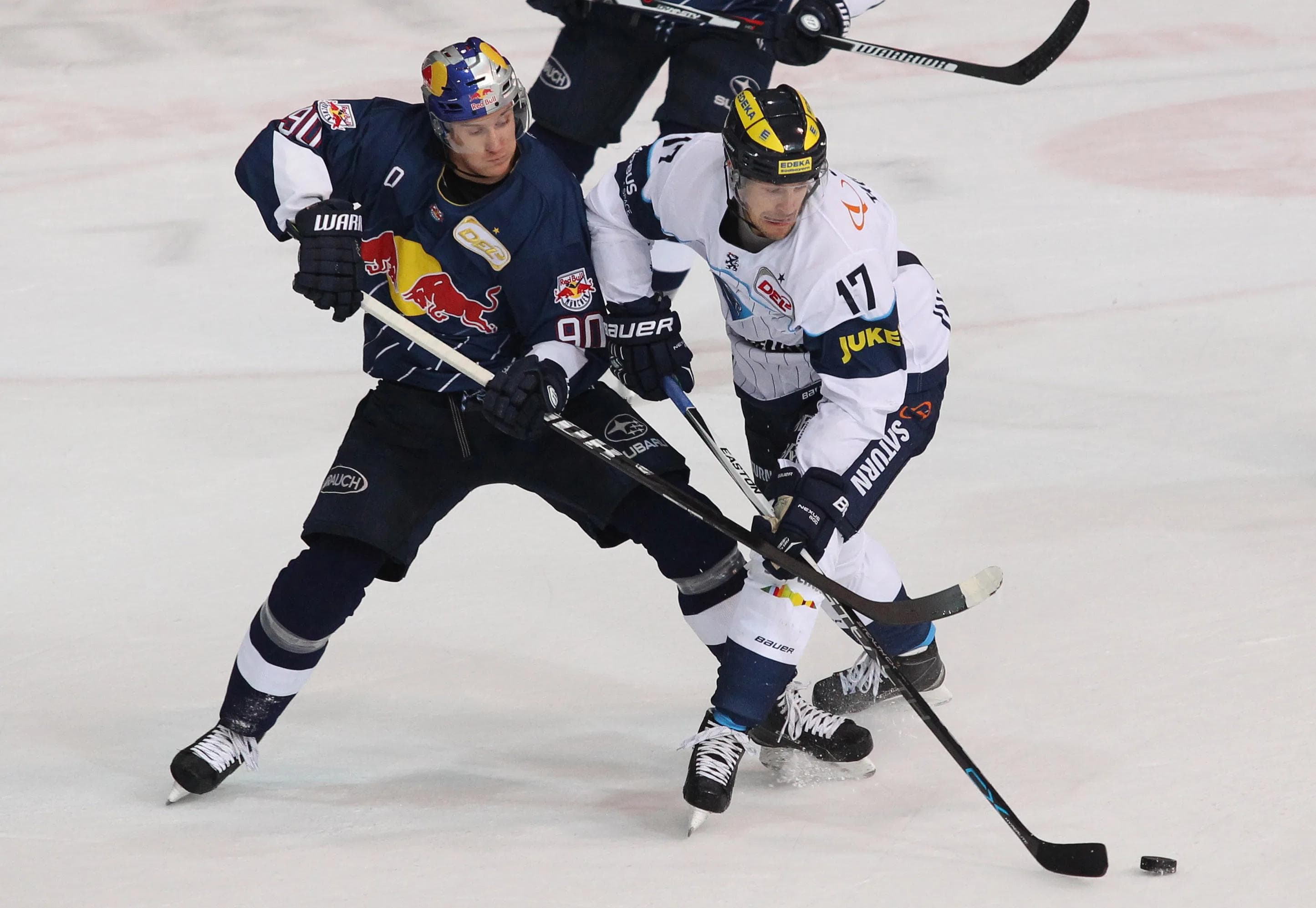 Beim Oberbayern-Derby trafen Spieler der Spitzenklasse aufeinander (hier von links: Münchens Flaake und Ingolstadts Taticek). Foto: EHC Red Bull München via City Press