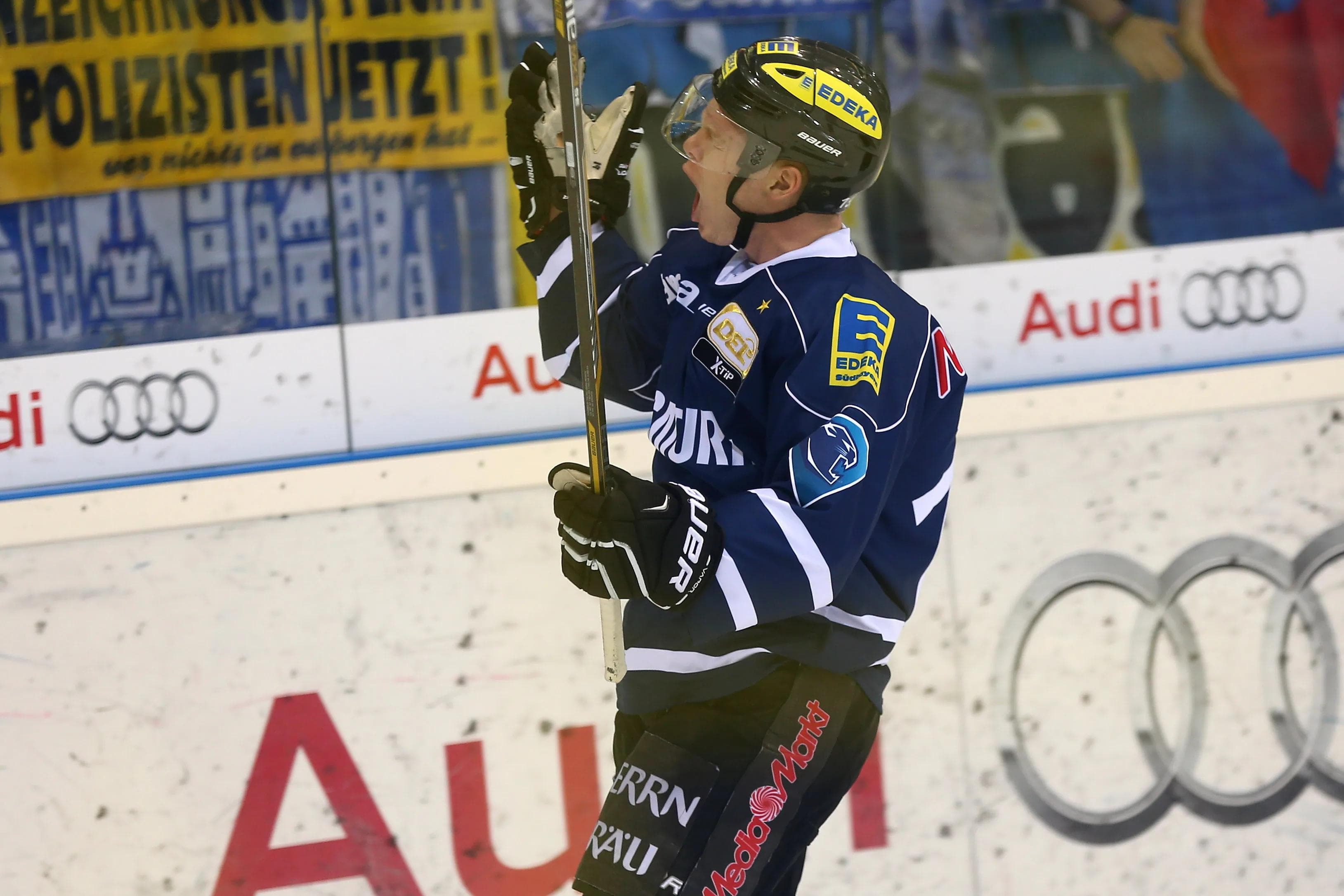 Chiristoph Gawlik erzielte beim 6:3-Sieg gegen Augsburg das 2:1 für den ERC. Foto: Stefan Bösl / kbumm.de