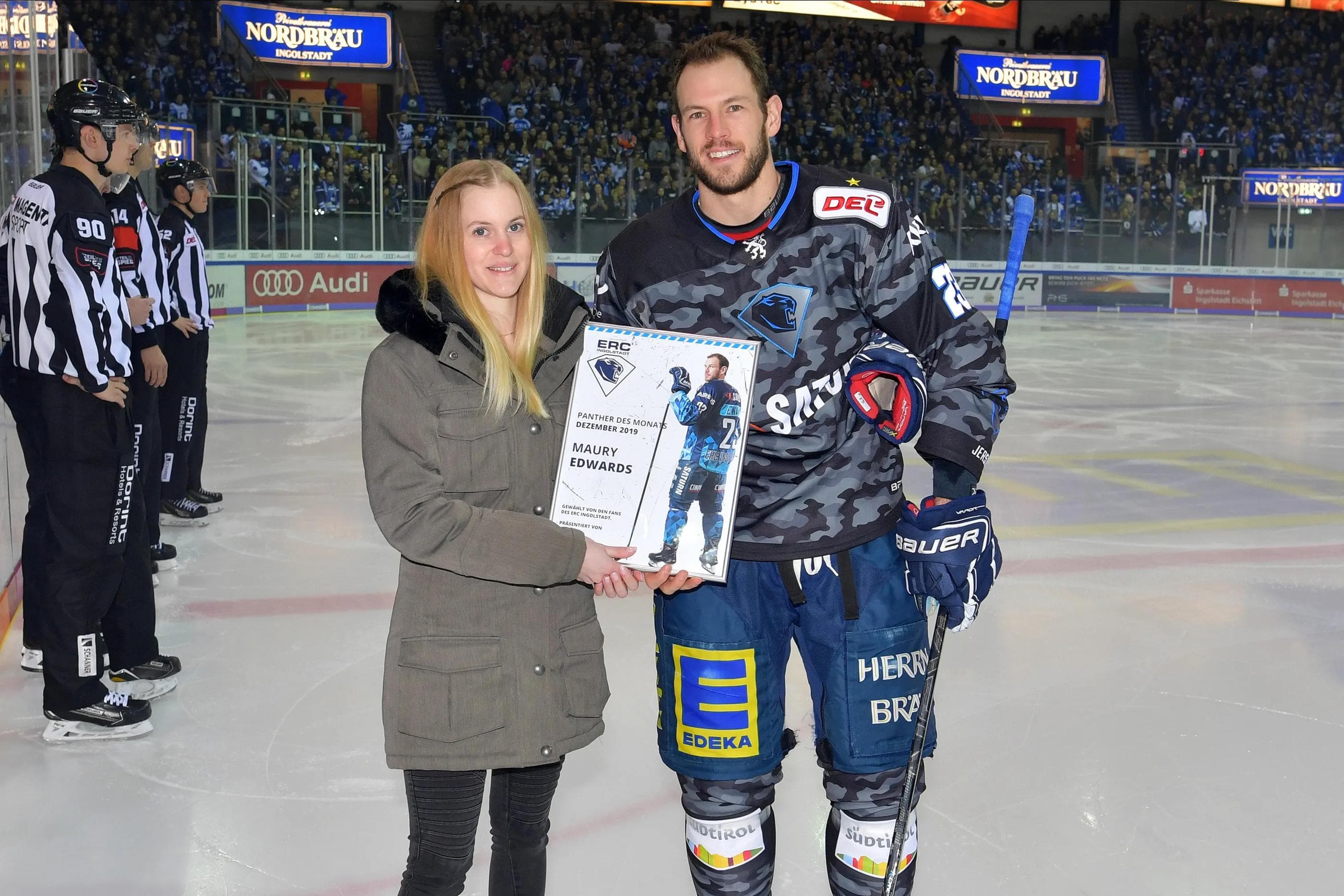 Panther des Monats. Maury Edwards bekam am Freitag von ERC-Fan Vanessa seine Urkunde überreicht.
Foto: Johannes TRAUB / JT-Presse.de