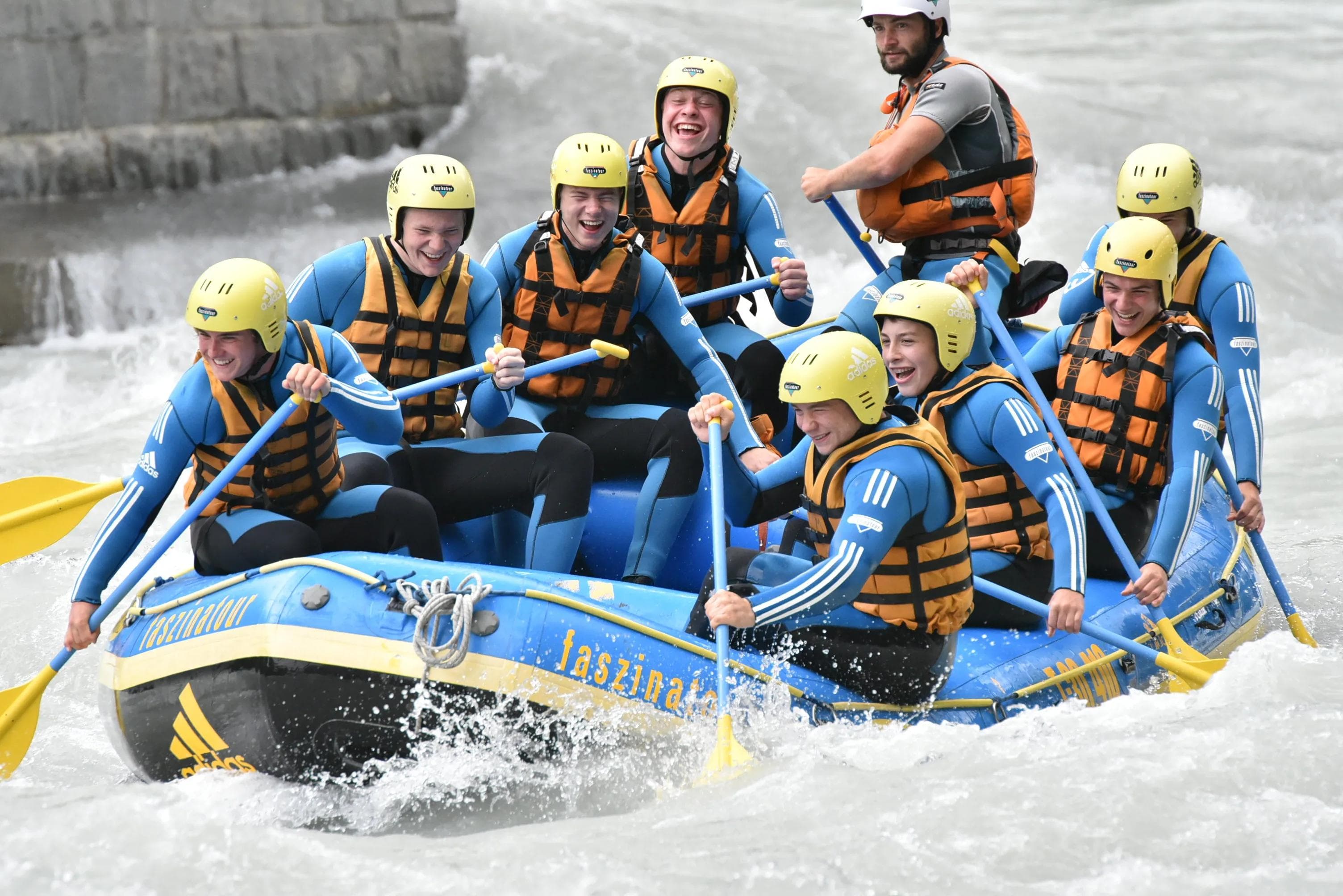 Das DNL-Team war zur Belohnung der Vorsaison von Jochen Schweizer zum Rafting eingeladen.