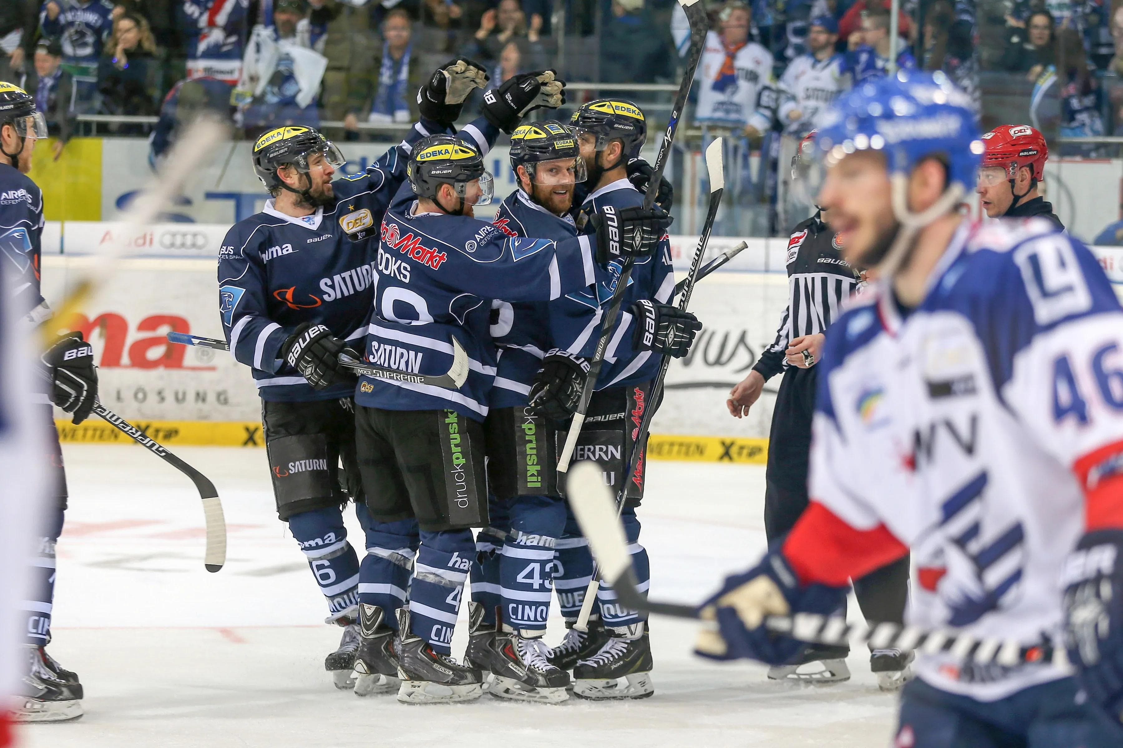 Derek Hahn (mit dem Gesicht zur Kamera) hat eben das 4:1 erzielt - am Ende gewannen seine Panther mit 5:2 gegen Mannheim. Foto: Stefan Bösl / kbumm.de