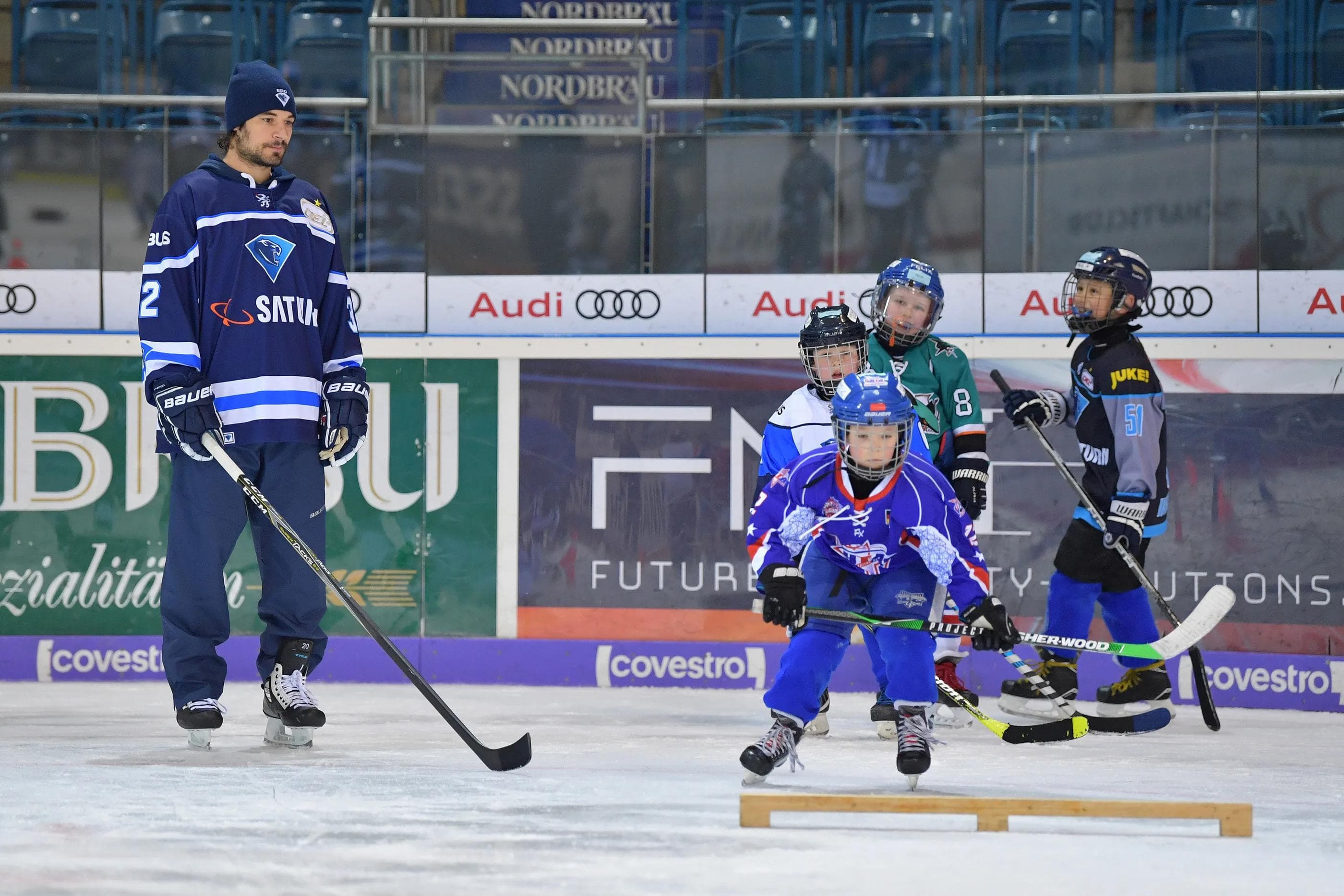 Die ERC-Stars, hier Jochen Reimer, leiten die Kinder an.
Foto: Johannes TRAUB / ST-Foto.de
