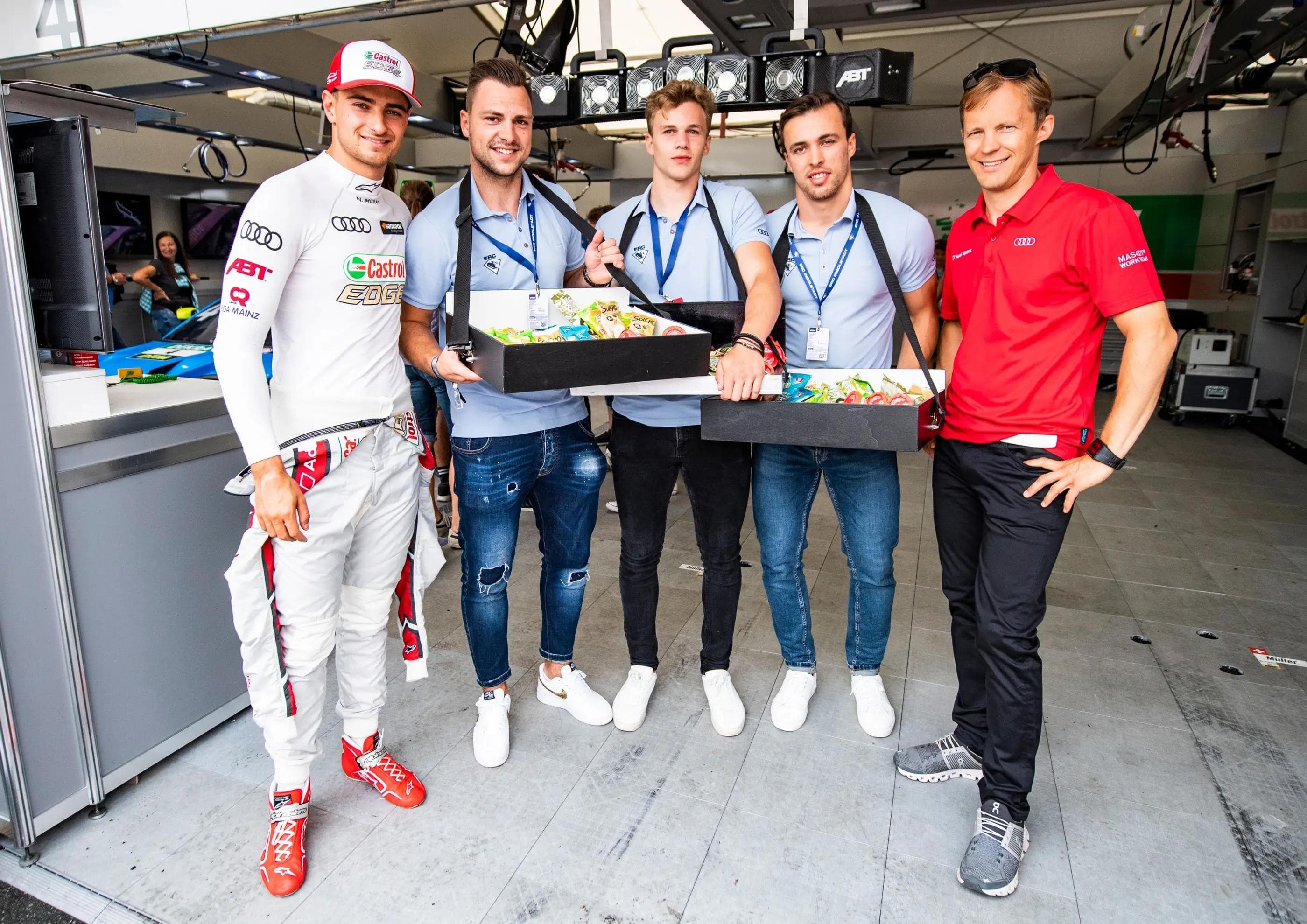 Nico Müller, David Elsner, Tim Wohlgemuth, Fabio Wagner und Mattias Ekström in der Audi-Box.