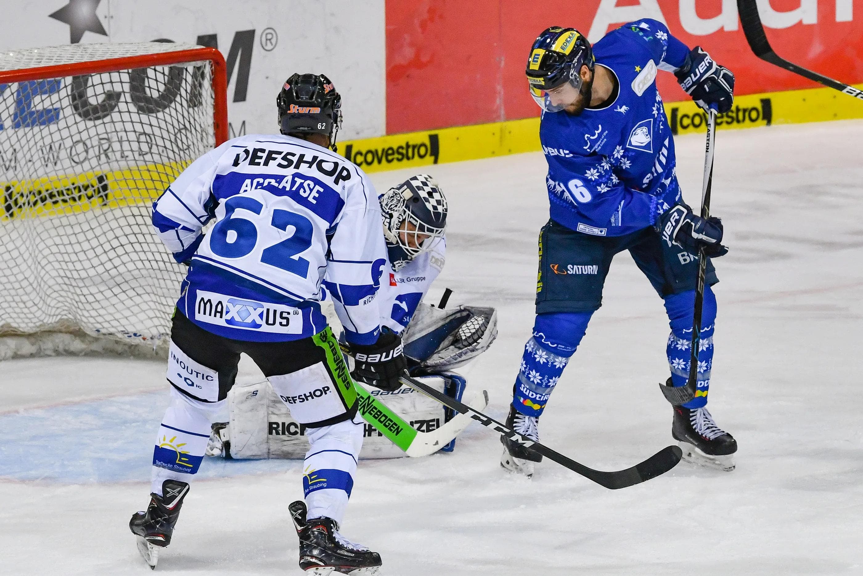 Der ERC um Brett Olson (blaues Trikot) trifft auf die Straubing Tigers. Foto: Oliver Strisch / st-foto