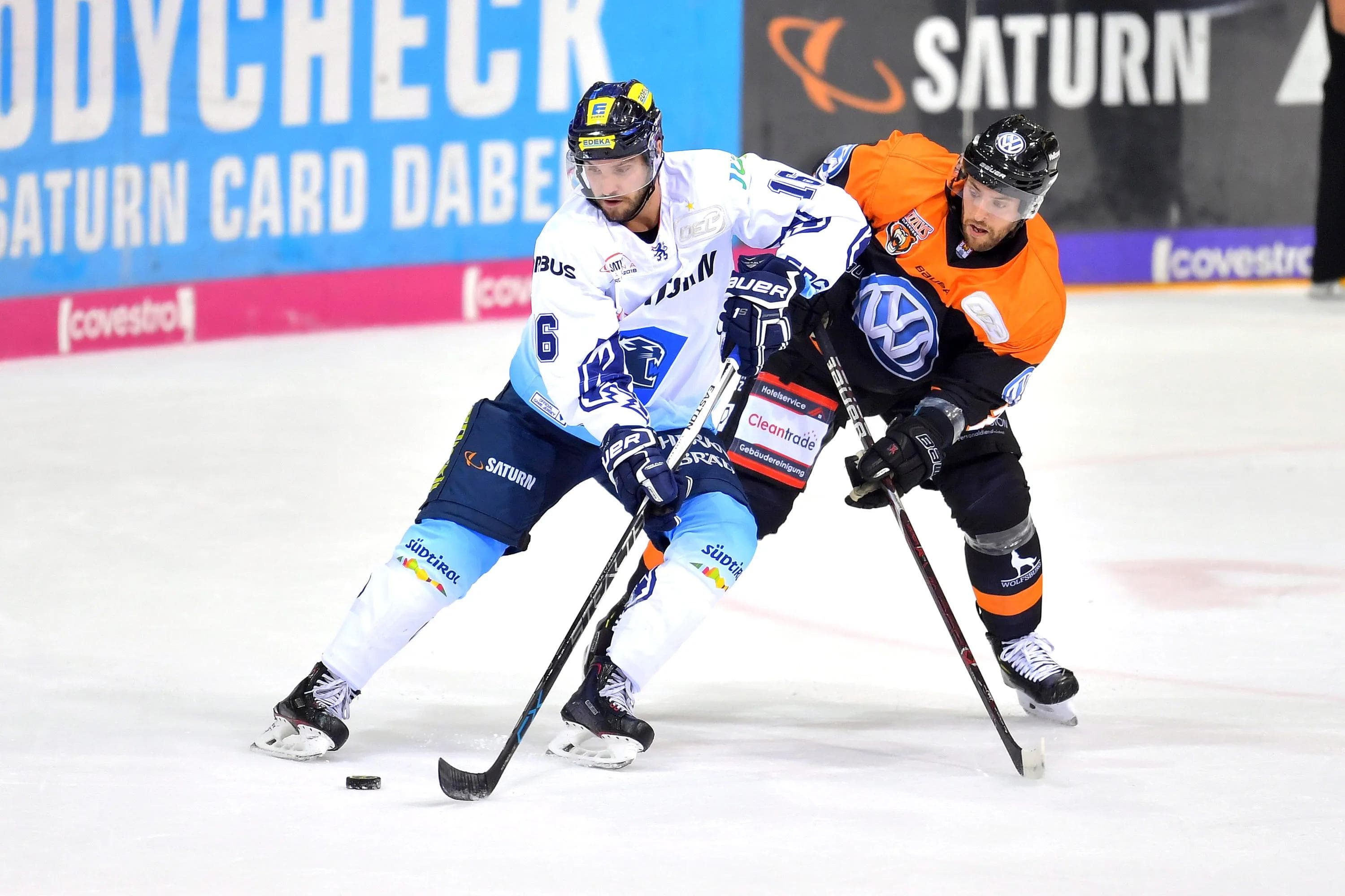 Die Panther um Brett Olson (hier im Duell mit Wolfsburgs Jeremy Dehner) haben morgen ein Heim-Derby. Foto: Johannes TRAUB / ST-Foto.de