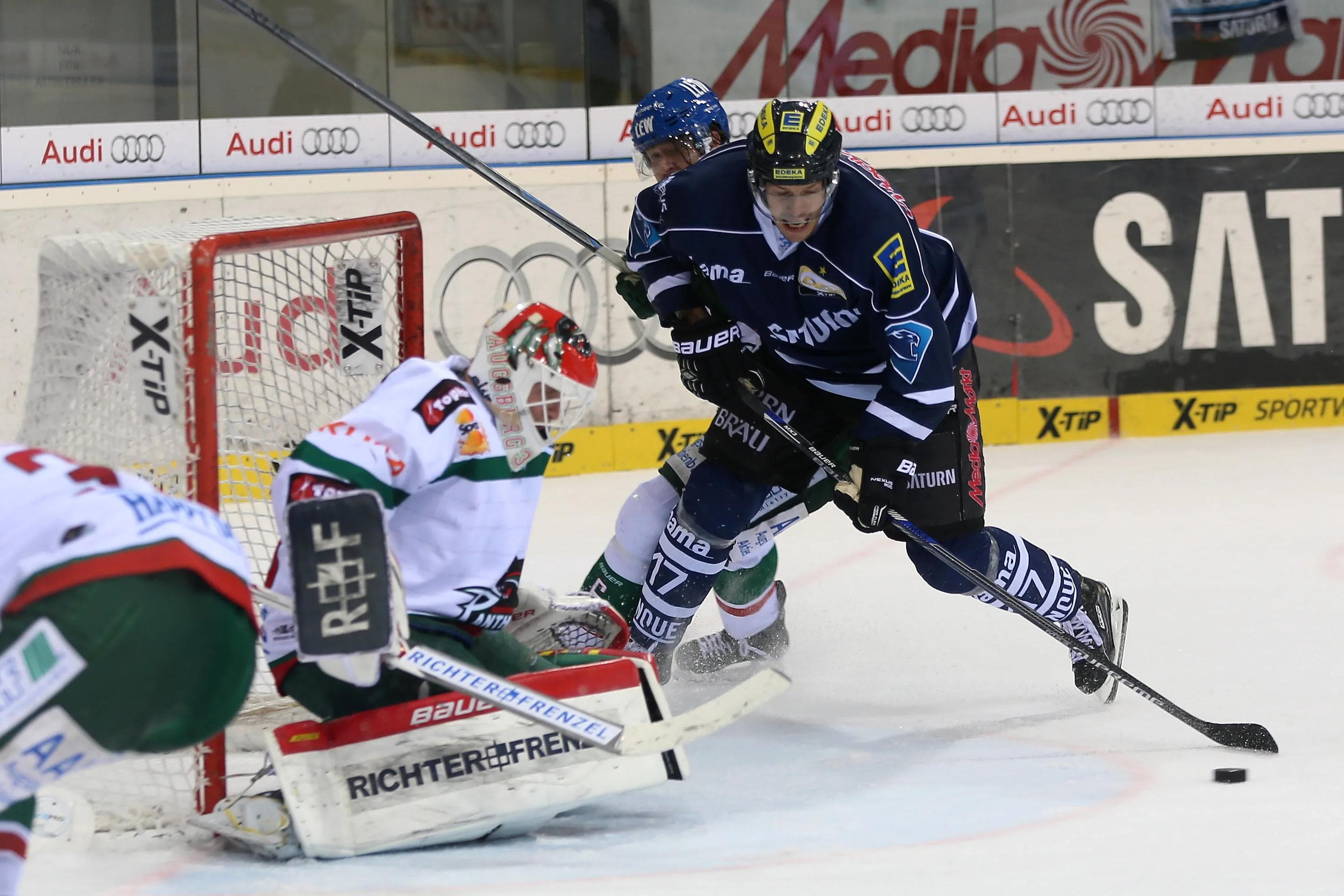 Petr Taticek (rechts) in einem Spiel gegen Augsburg. Foto: Stefan Bösl / www.kbumm.de