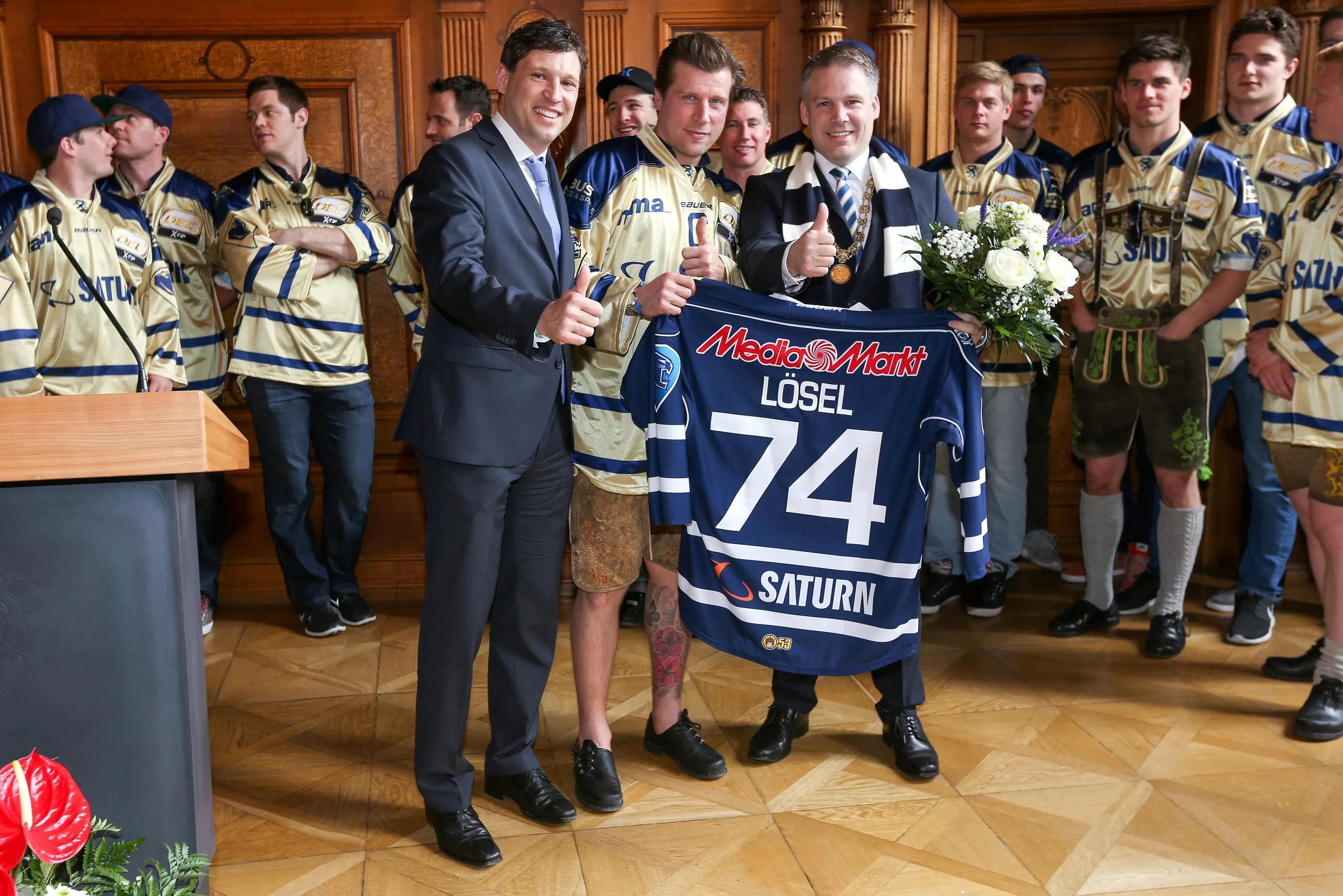 ERC-Geschäftsführer Claus Gröbner und Kapitän Patrick Köppchen überreichen dem Oberbürgermeister ein Trikot mit seinem Namen...
