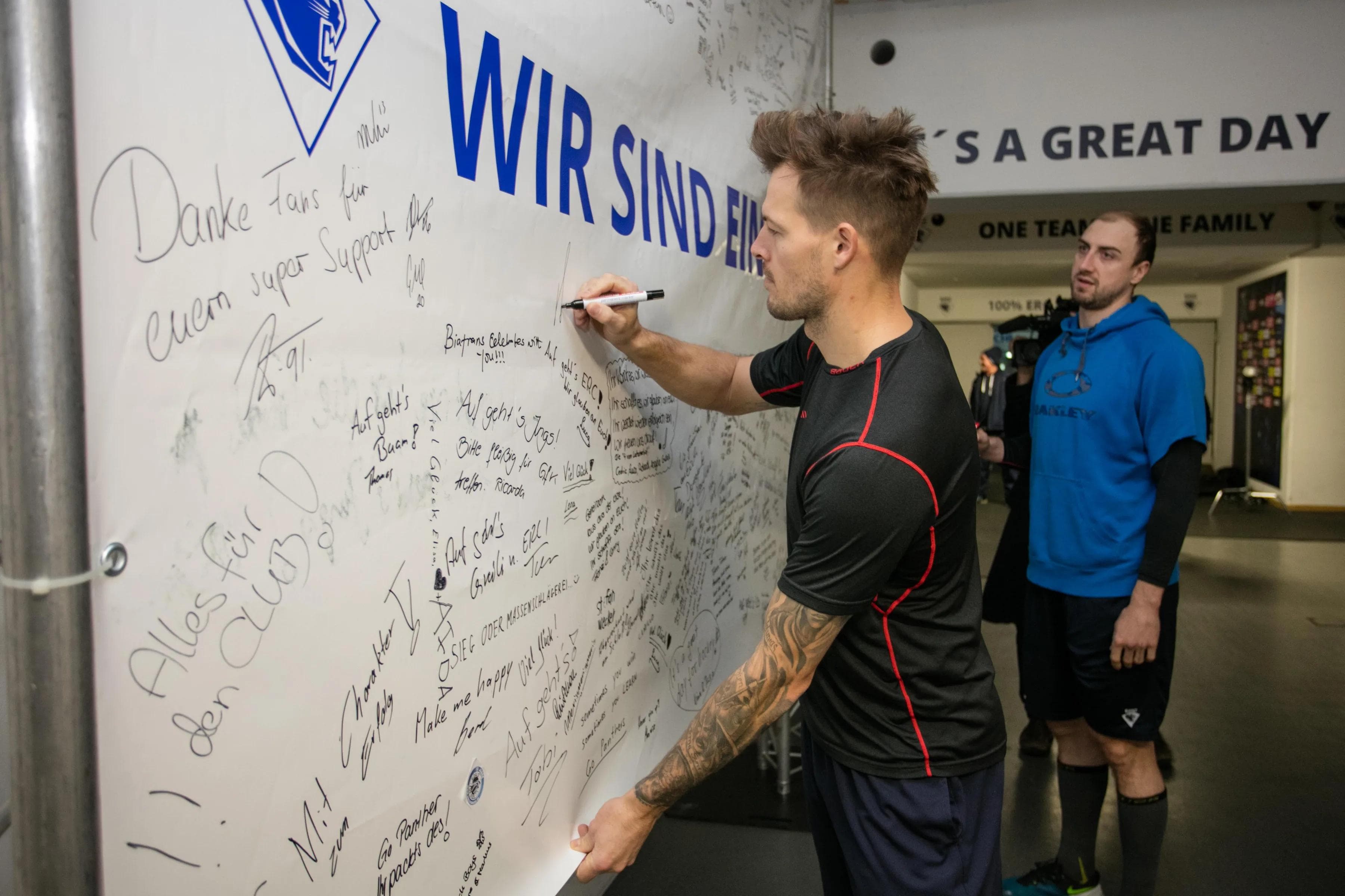Die Spieler sind auch Teil des #einTeam. Foto: Ritchie Herbert