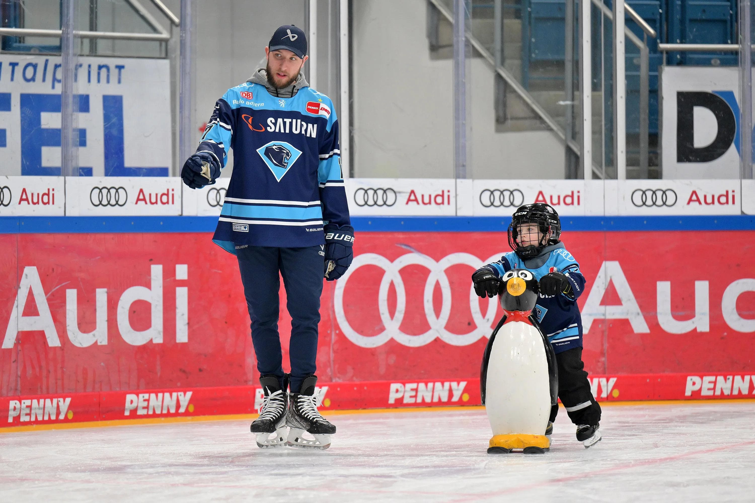 Stefan Matteau beim Kids on Ice Day.
Foto: Johannes Traub/JT-Presse.de