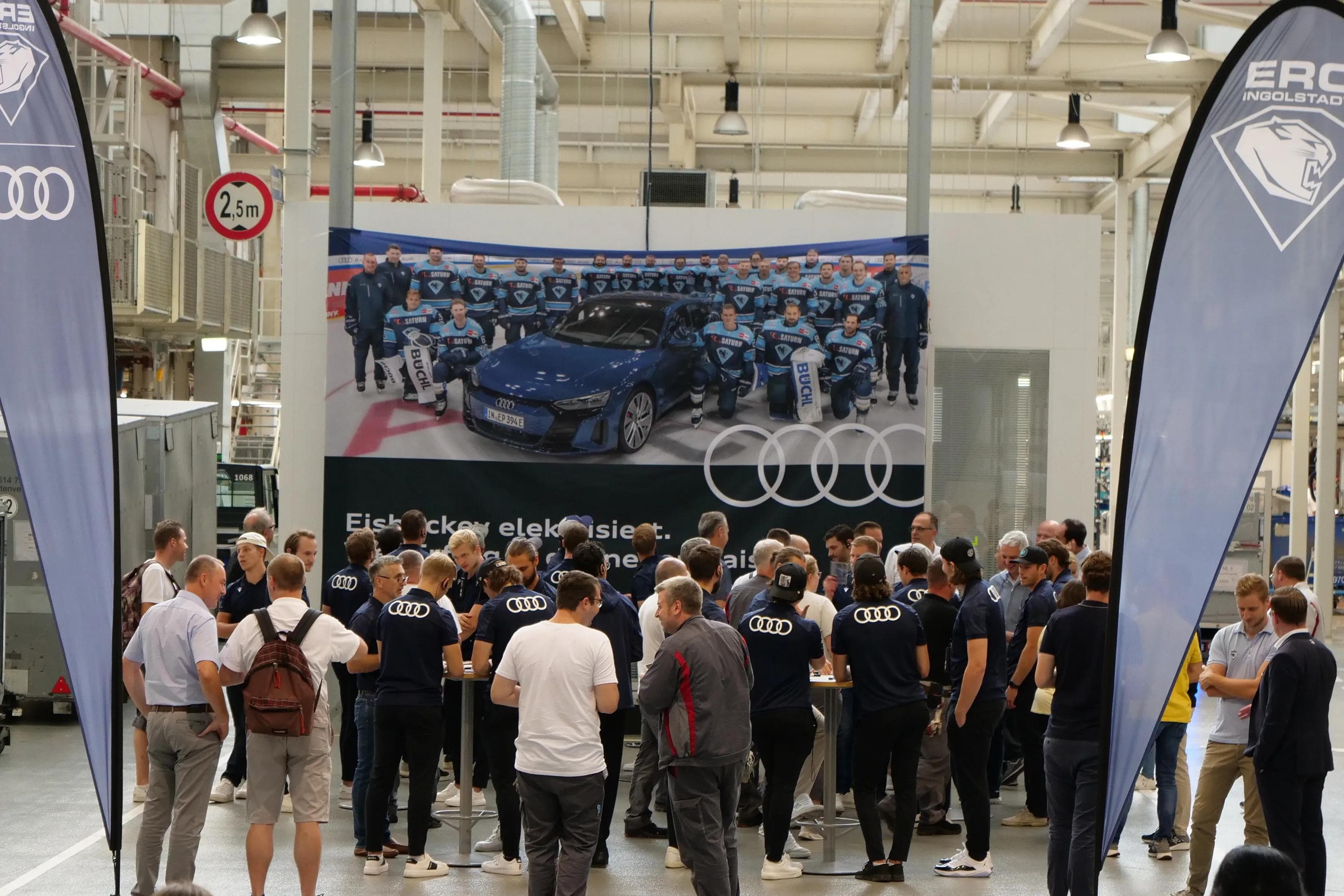 Direkt an der Endmontage des Audi A3 gab es eine Autogrammstunde für die Audianer.
Foto: AUDI AG