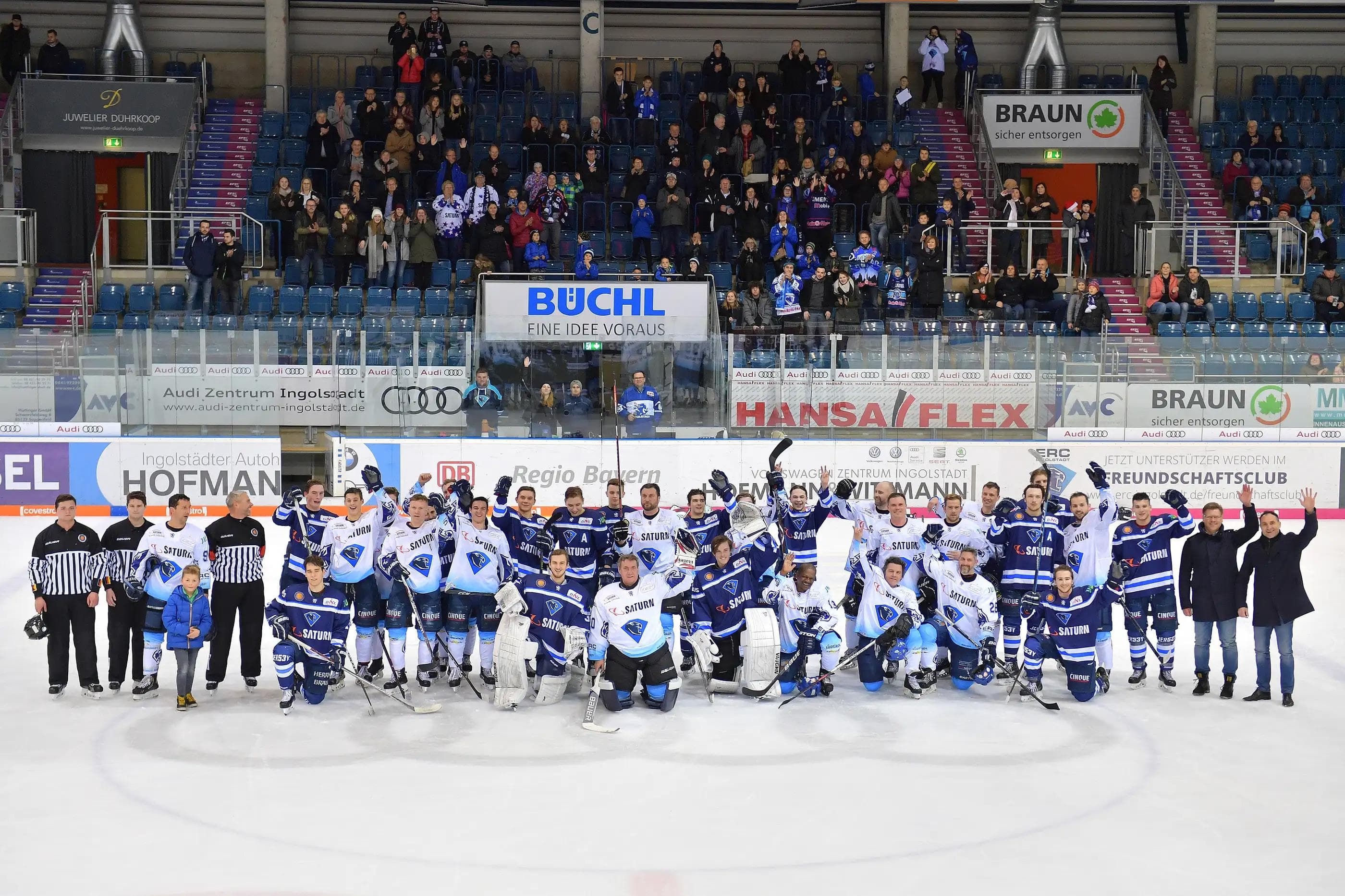 Das Gruppenfoto nach dem Spiel der ERC Ingolstadt U20 gegen die Allstars Panther & Friends.
Foto: Johannes TRAUB / ST-Foto.de