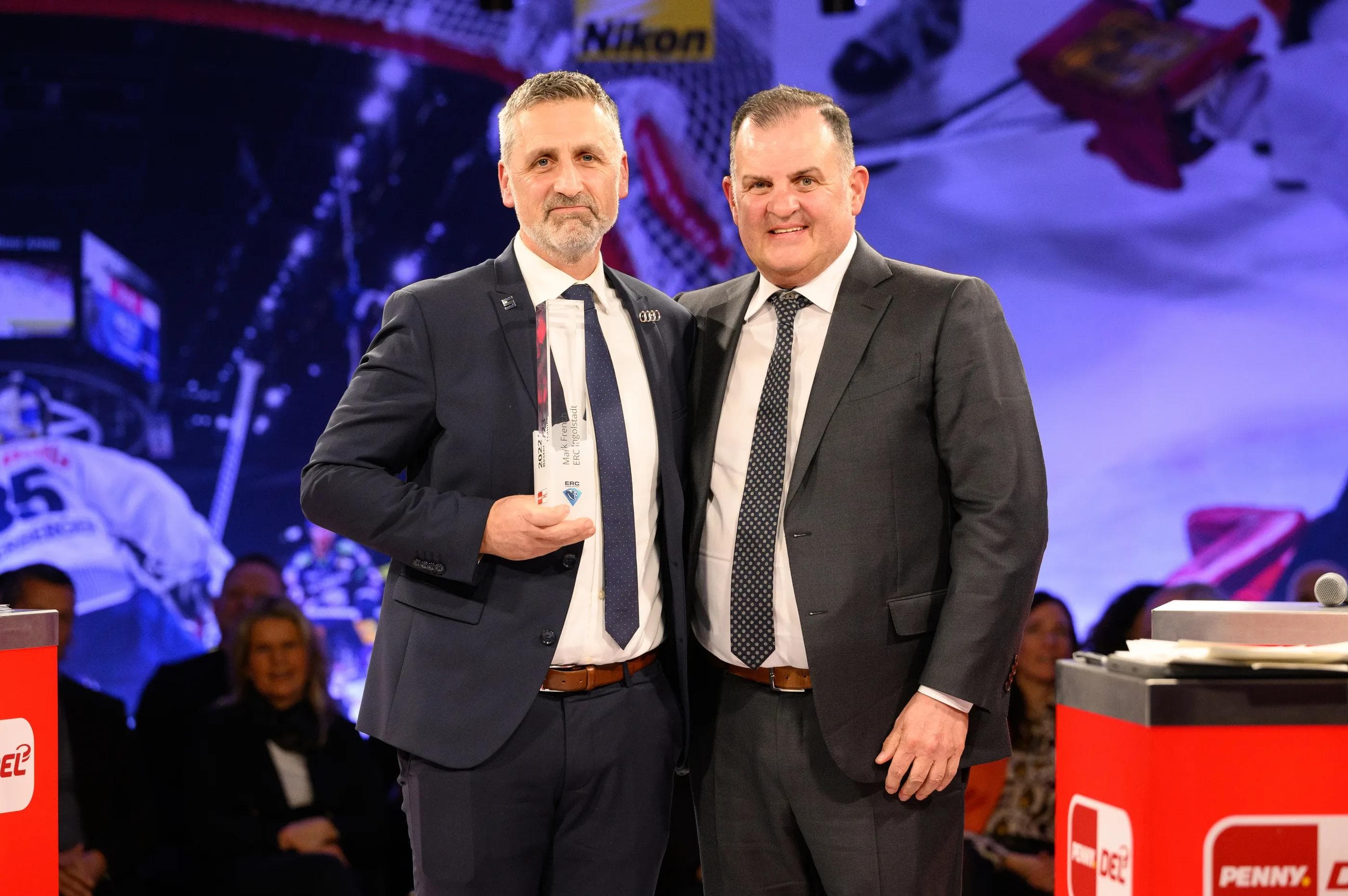Mark French bekam den Award als Trainer des Jahres von Jürgen Arnold, Aufsichtsratsvorsitzender der PENNY DEL und Beiratsvorsitzender des ERC, überreicht.
Foto: City-Press