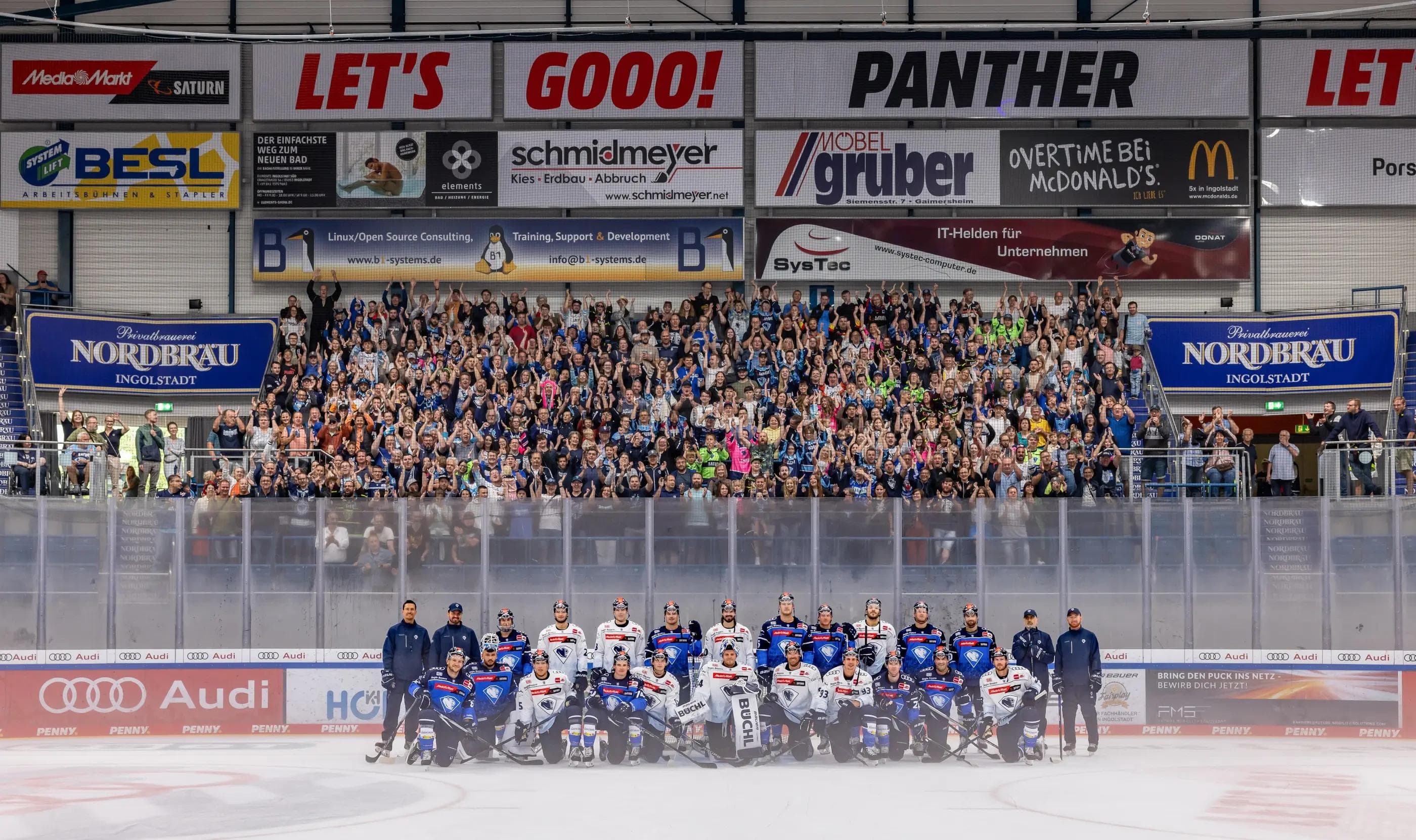 Das traditionelle Mannschaftsfoto mit Dauerkartenbesitzern der Saison 2023/24.
Foto: Stefan Bösl