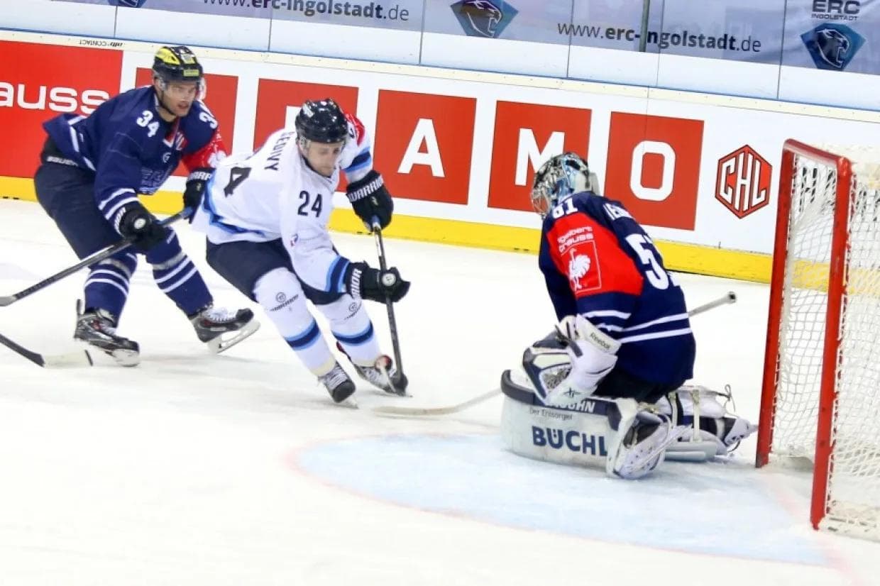 Ondrej Sedivy scheitert an Timo Pielmeier. Foto: Jürgen Meyer - www.kbumm.de
