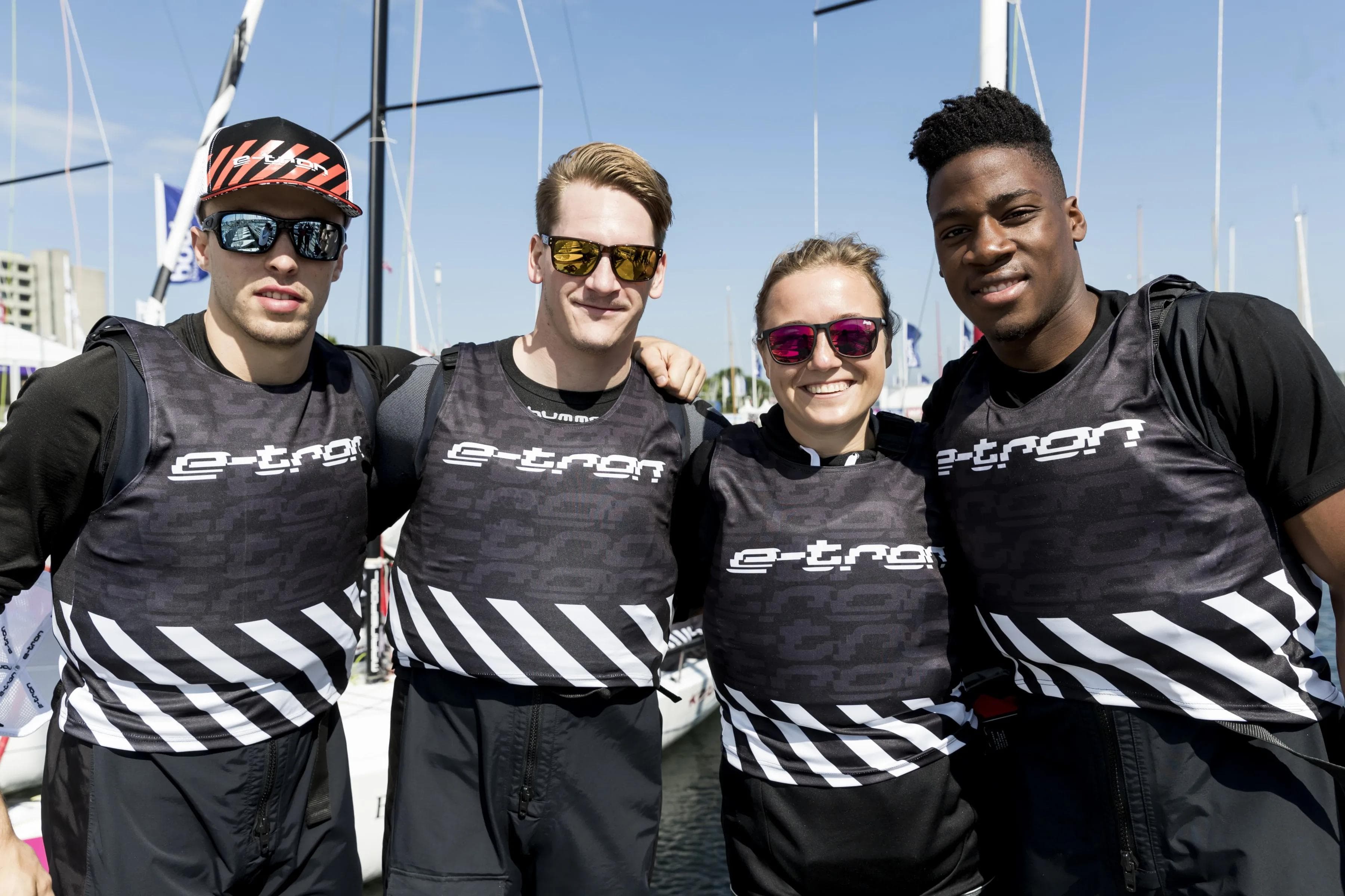 Team Puck & Pille: Fabio Wagner, Laurin Braun und Freddy Ananou mit Skipperin. Foto: Audi AG / Richard Walch