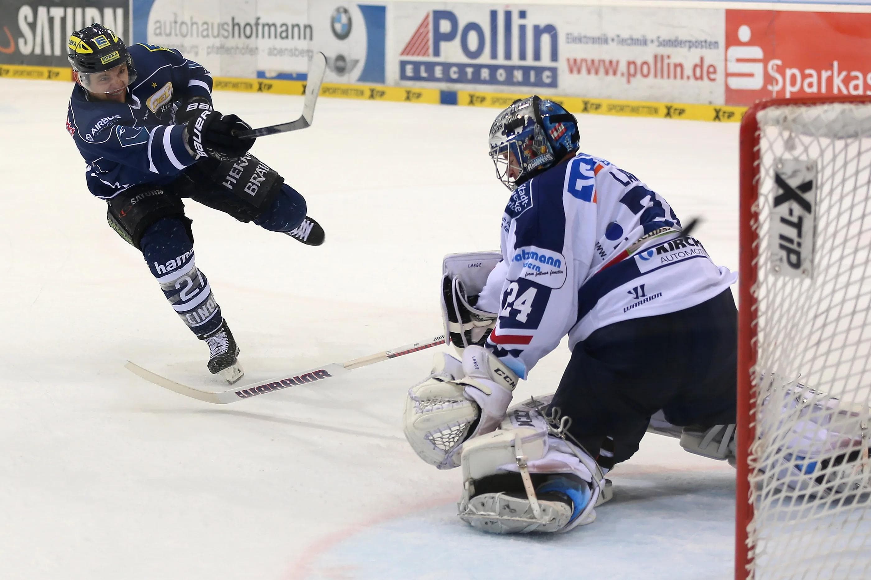 Ryan MacMurchy gegen Iserlohns Mathias Lange. Foto: Bösl/kbumm