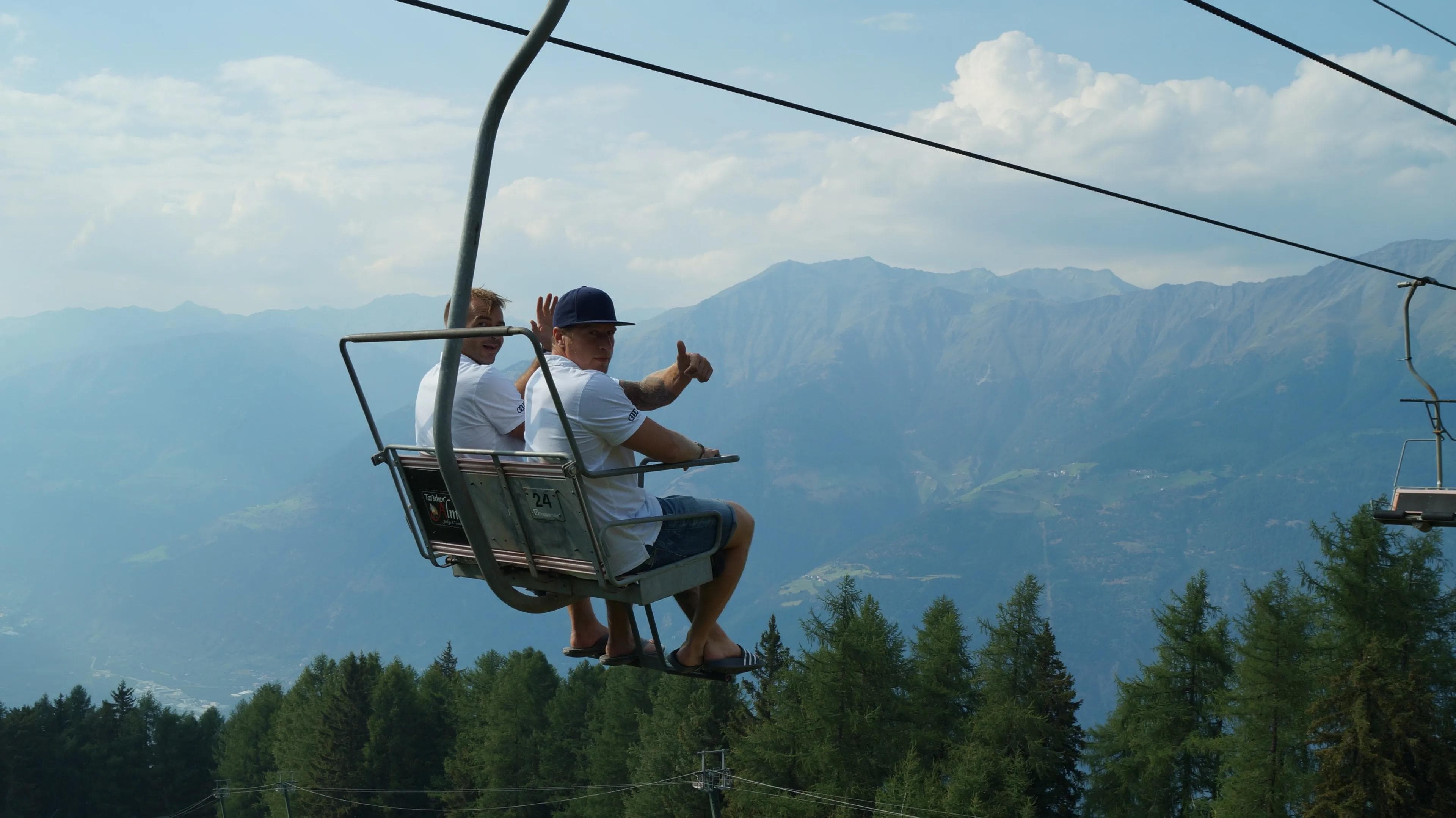 Thomas Greilinger (links) und Patrick Köppchen hat es auf der Tarscher Alm mit ihrem herrlichen Ausblick über Latsch und seine Umgebung gefallen.