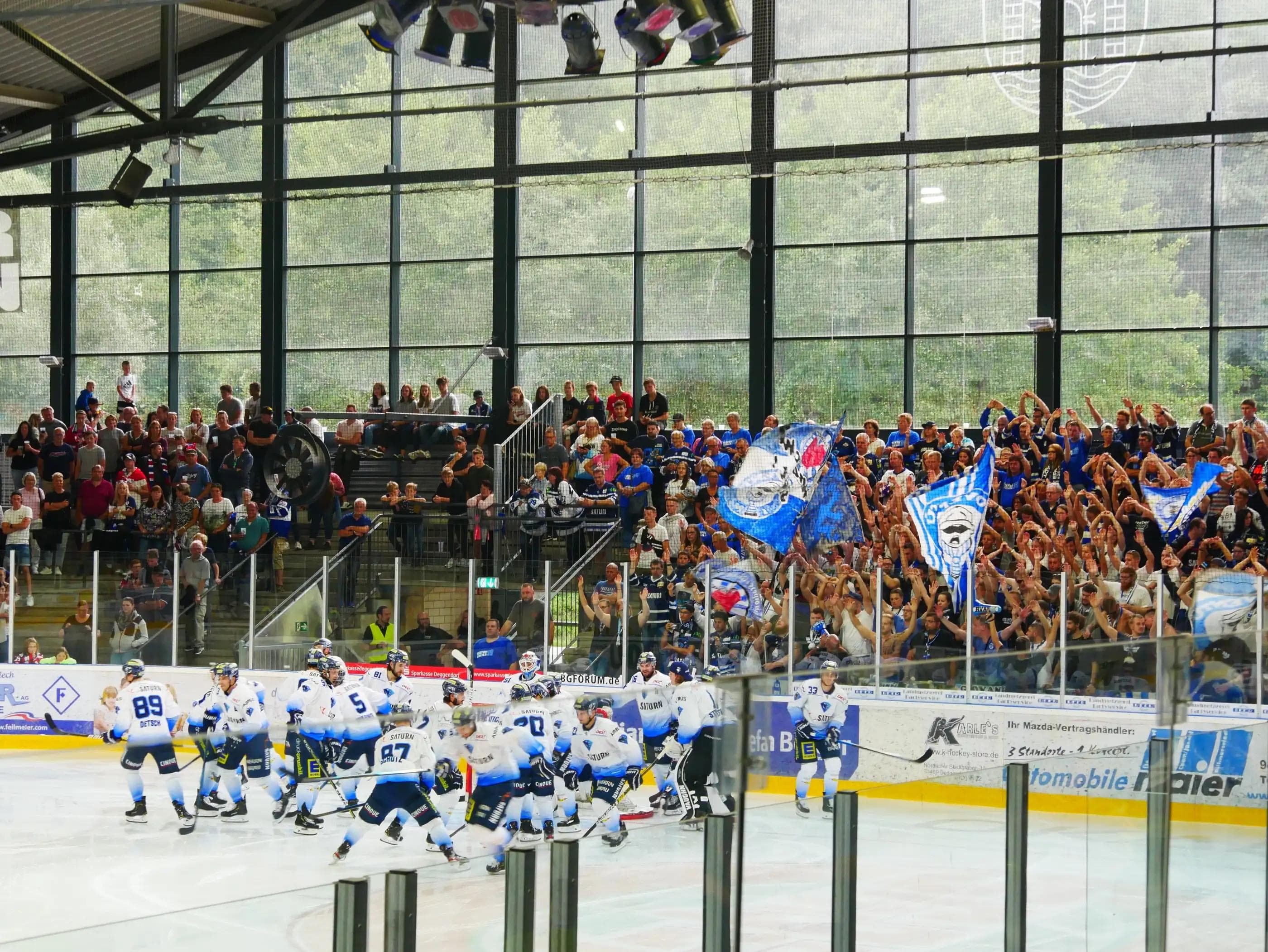 Mit einer geschlossen starken Mannschaftsleistung gewann der ERC beim Deggendorfer SC mit 9:1.
