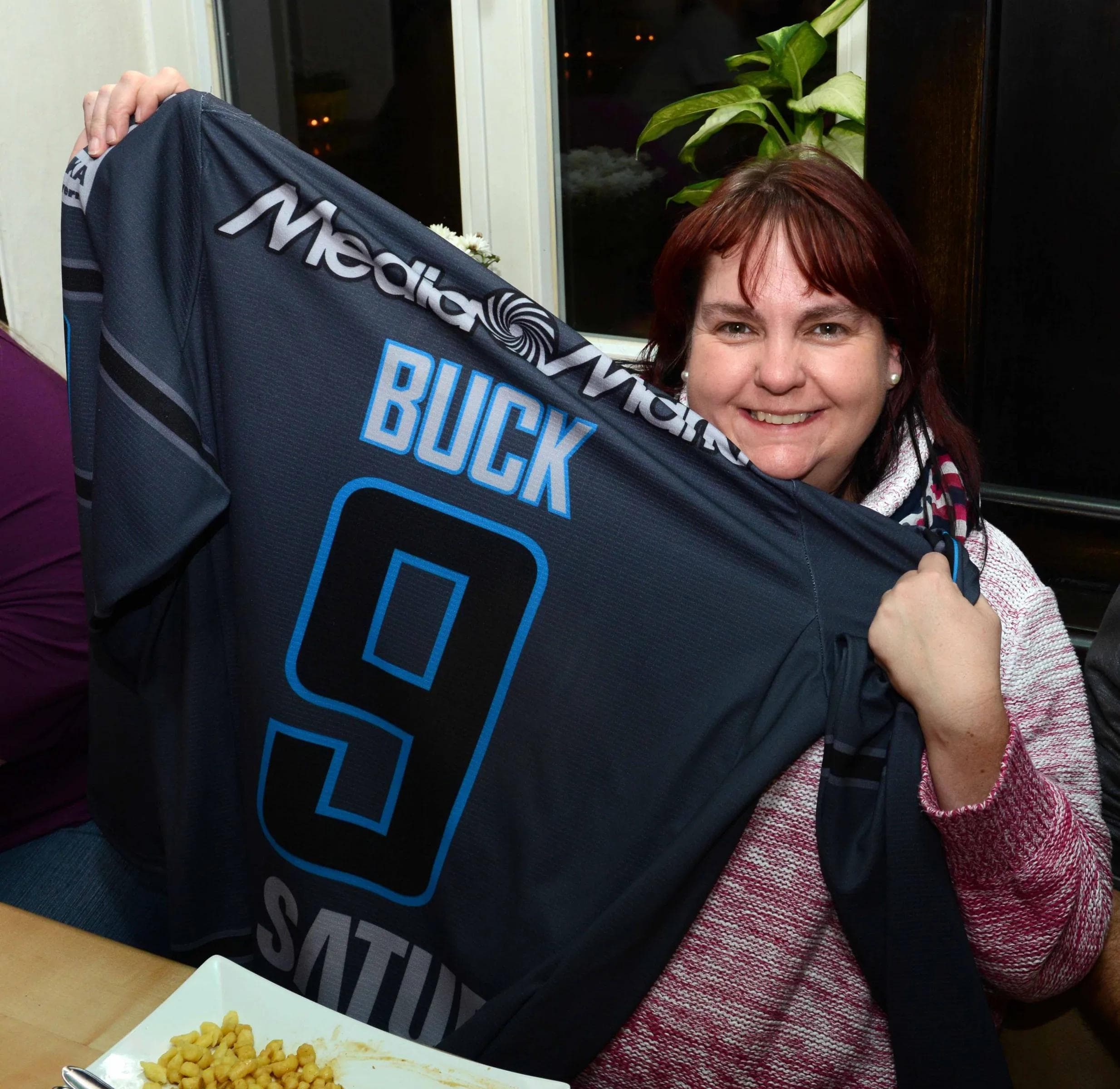 Fanbeauftragte Petra Vogl begutachtet das neue Buck-Trikot (Foto: Xaver Habermeier)