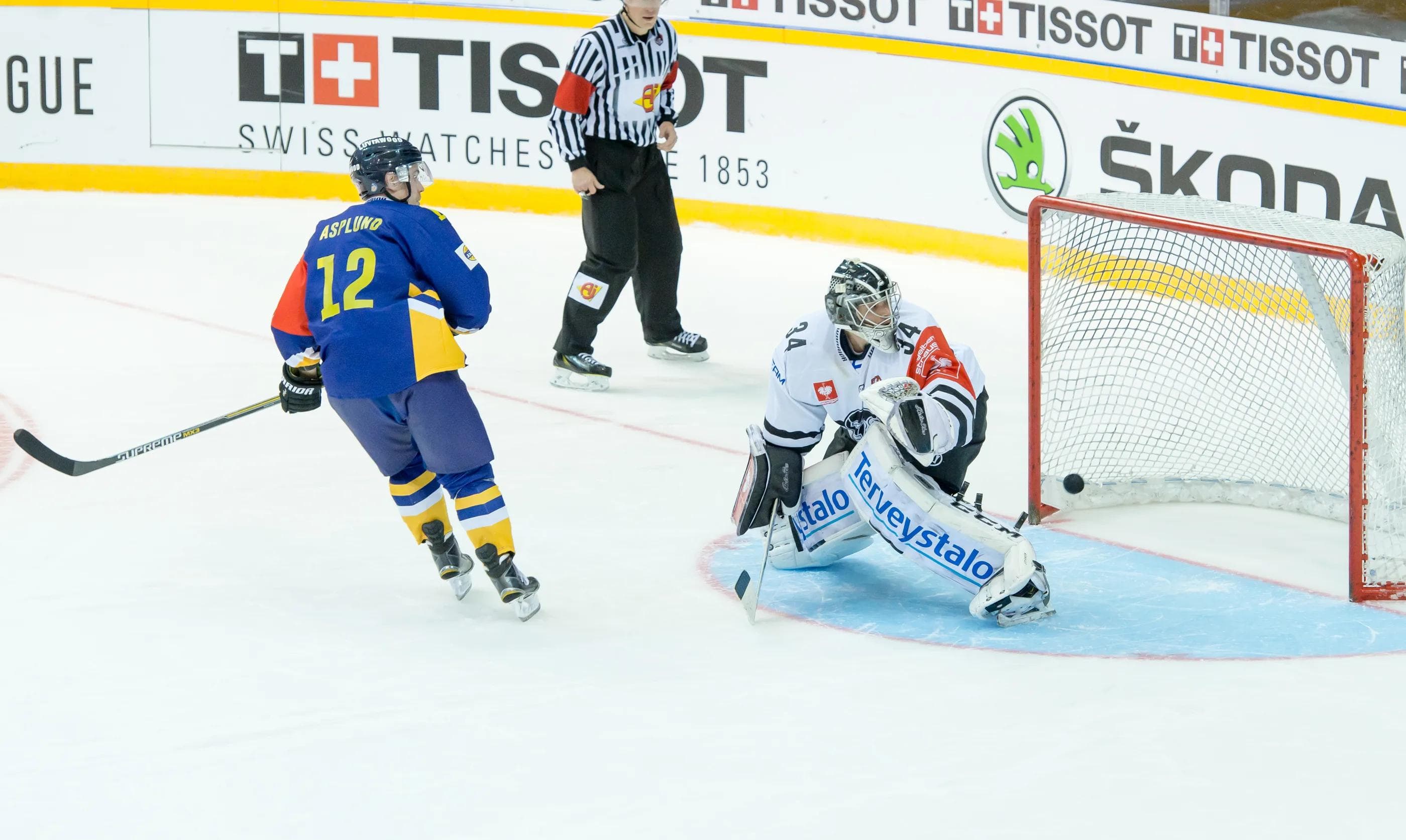 Der entscheidende Moment: Turo Asplund schießt Lukko weiter. Turkus Torwart Oskari Setanen hatte eine bärenstarke Leistung gezeigt - jedoch auch sein Gegenüber Ryan Zapolski. Foto: Lukko Rauma via Getty Images