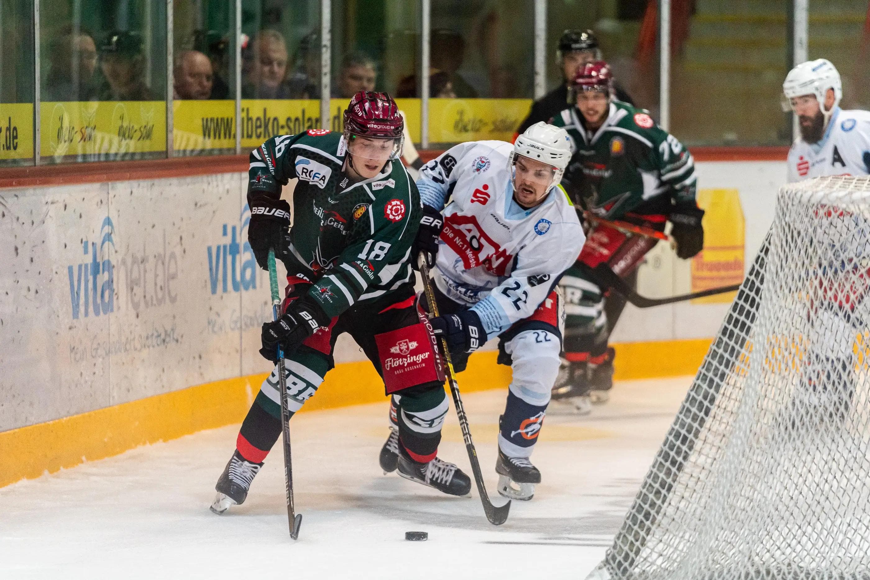 Enrico Henriquez-Morales (li.) im Trikot der Starbulls Rosenheim.
Foto: Ludwig Schirmer