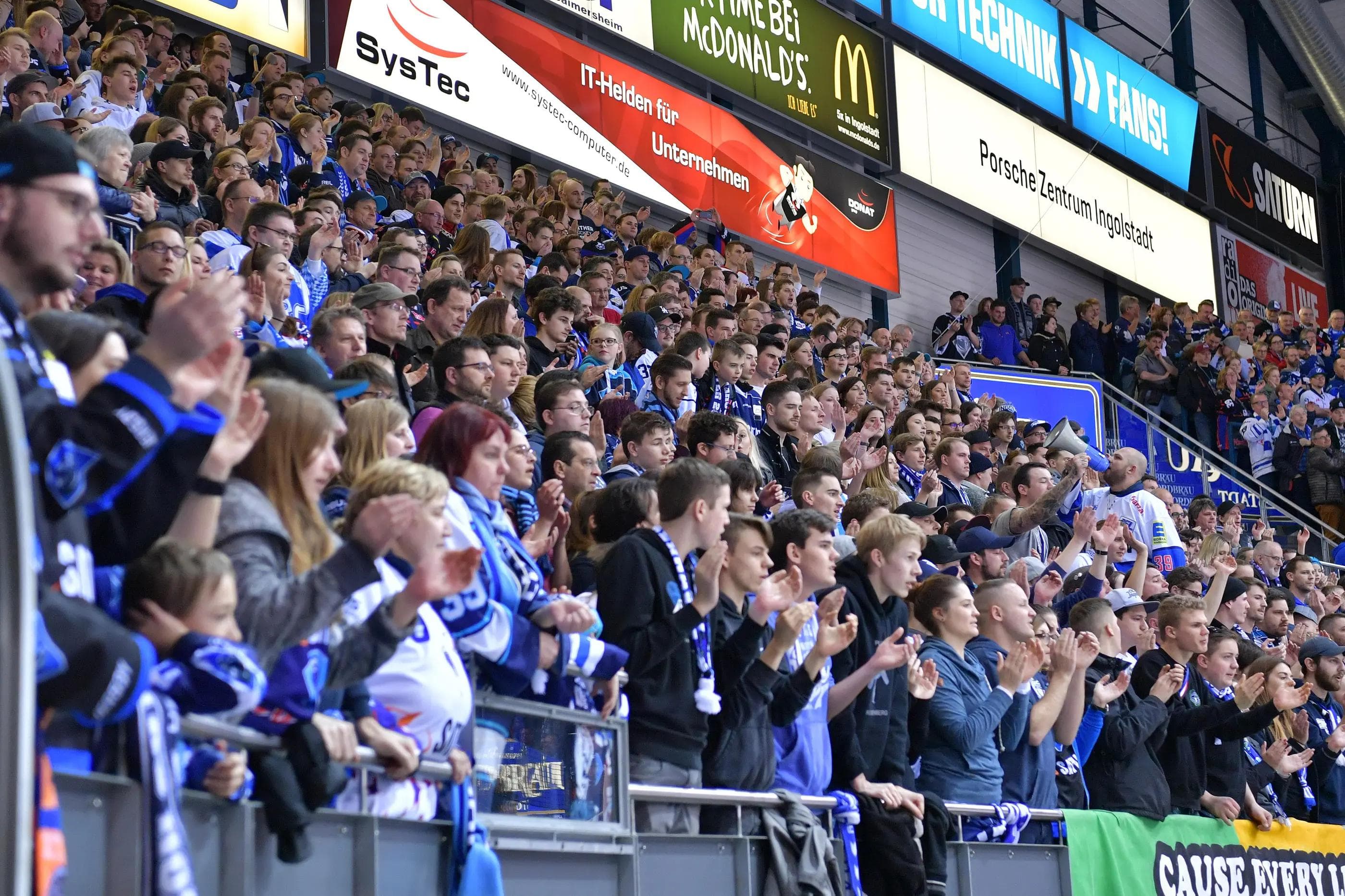 Mit der Dauerkarte samt Playoff-Option haben Sie Ihren Platz sicher - bei jedem ERC-Heimspiel.
Foto: Johannes TRAUB / ST-Foto.de