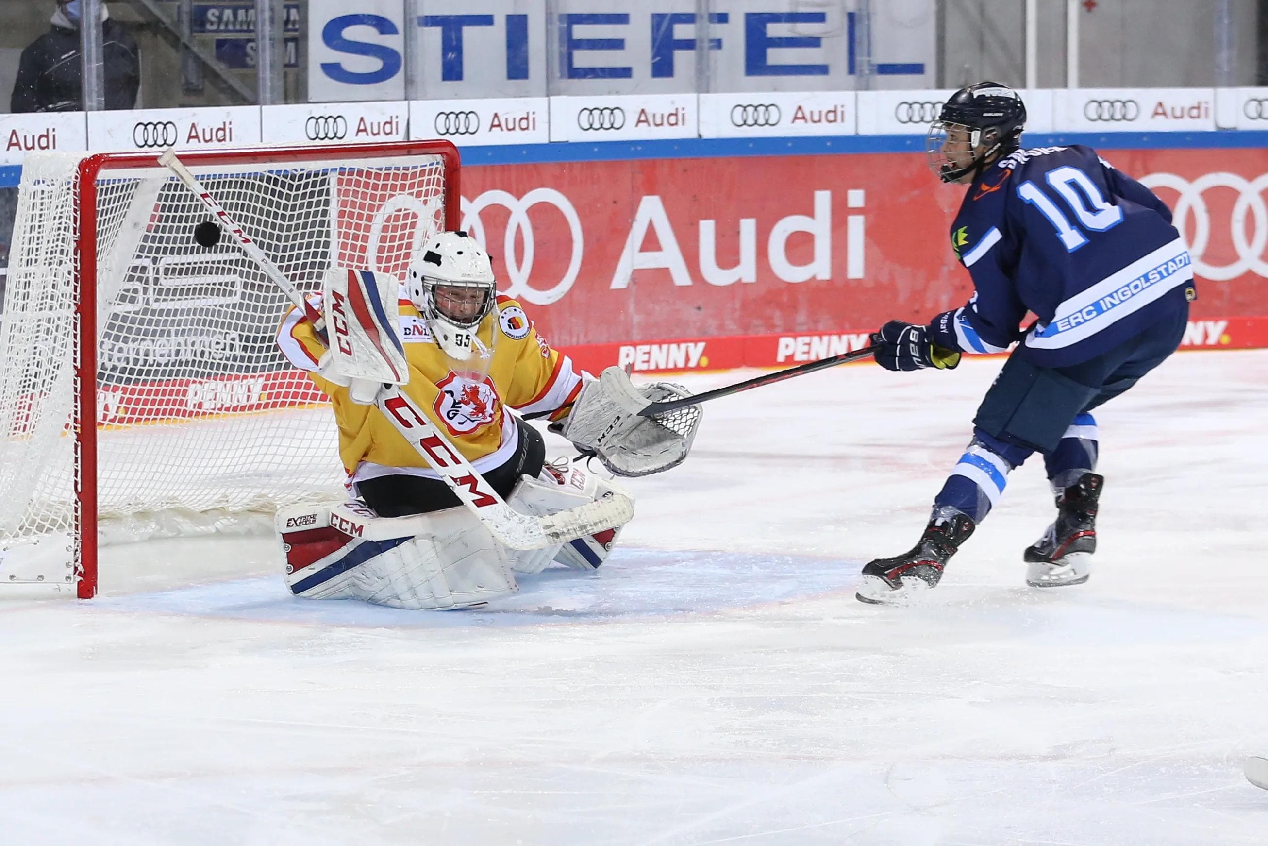 Die U20 um Maximilian Kolesnikov verkaufte sich gegen die DEG teuer.
Foto: Ralf Lüger