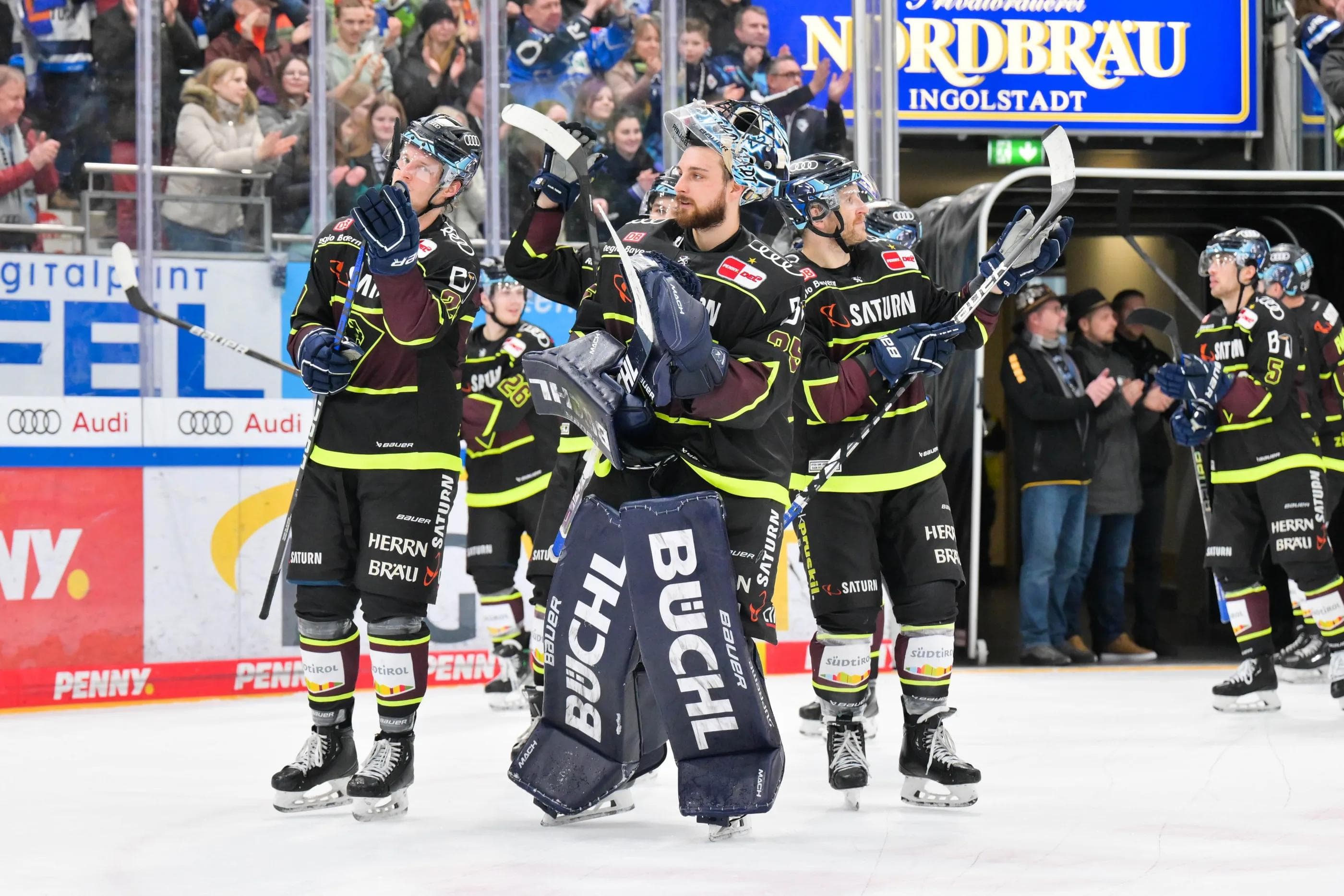 Die Panther feierten nach dem Spiel eine starke Hauptrunde.
Foto: Johannes Traub/JT-Presse.de