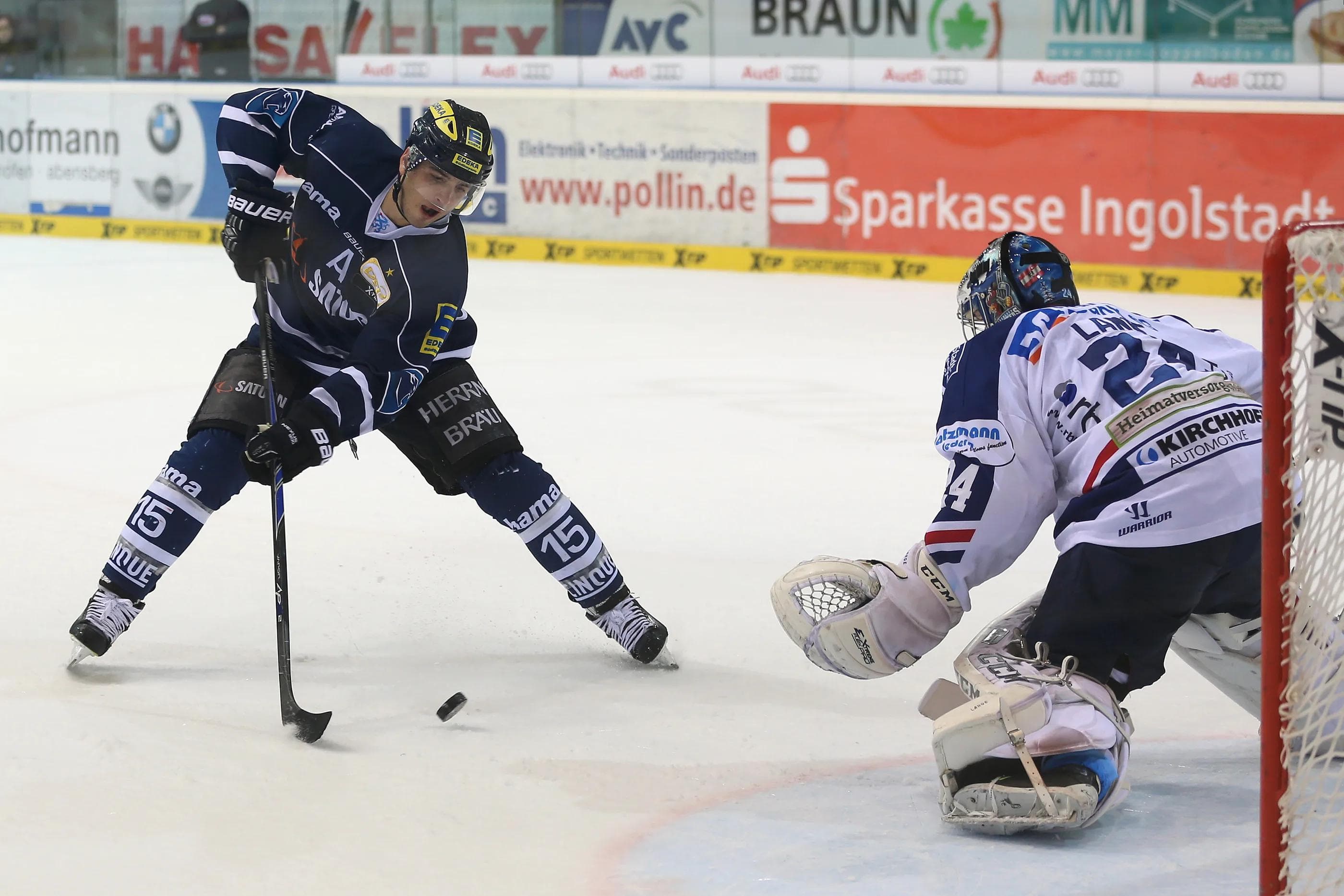 John Laliberte im Duell mit Iserlohns Schlussmann Mathias Lange. Foto: Stefan Bösl / kbumm.de