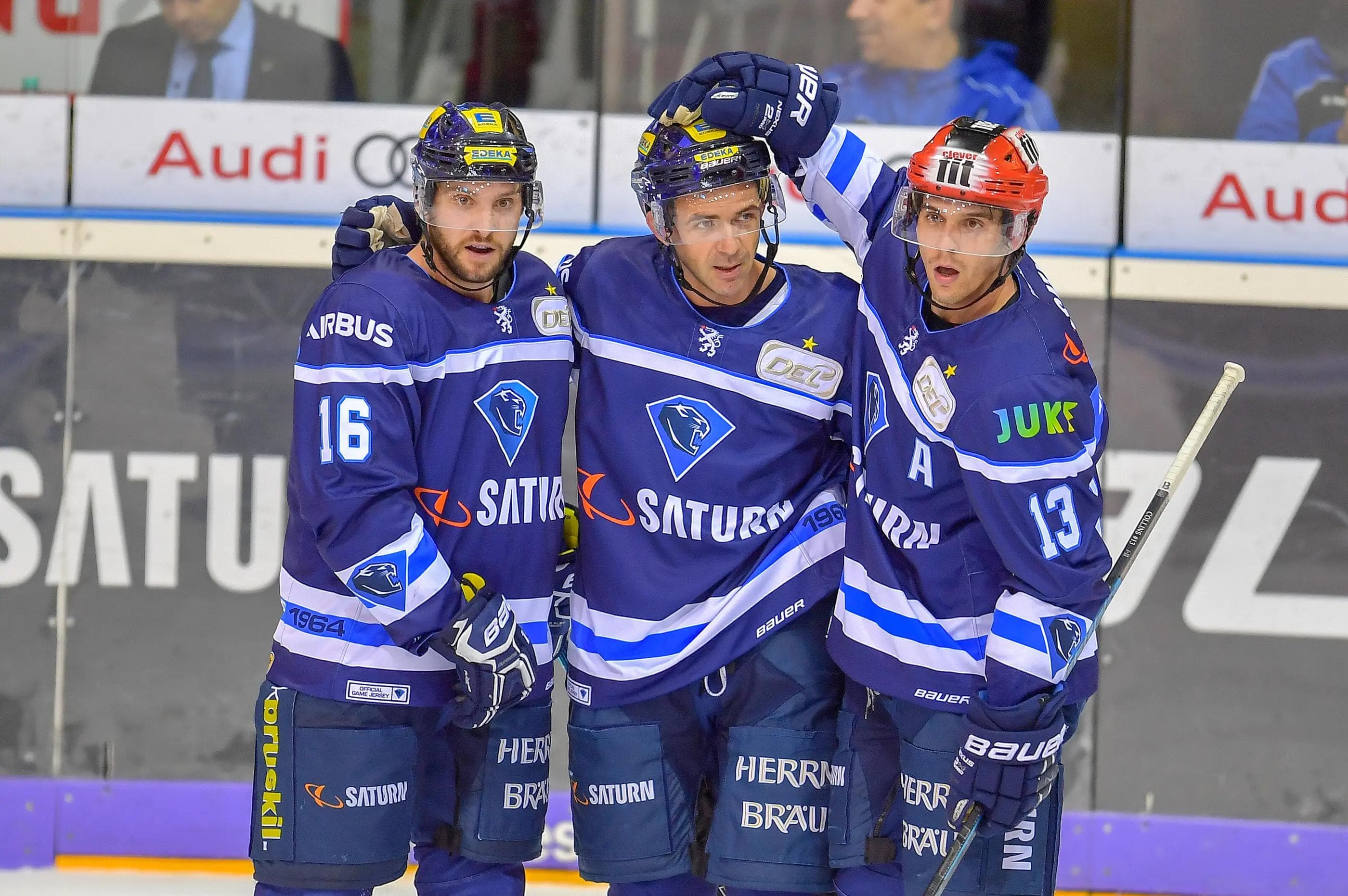 Thomas Greilinger (Mitte) beim Torjubel mit Brett Olson (links) und Mike Collins. Foto: Johannes TRAUB / st-foto.de